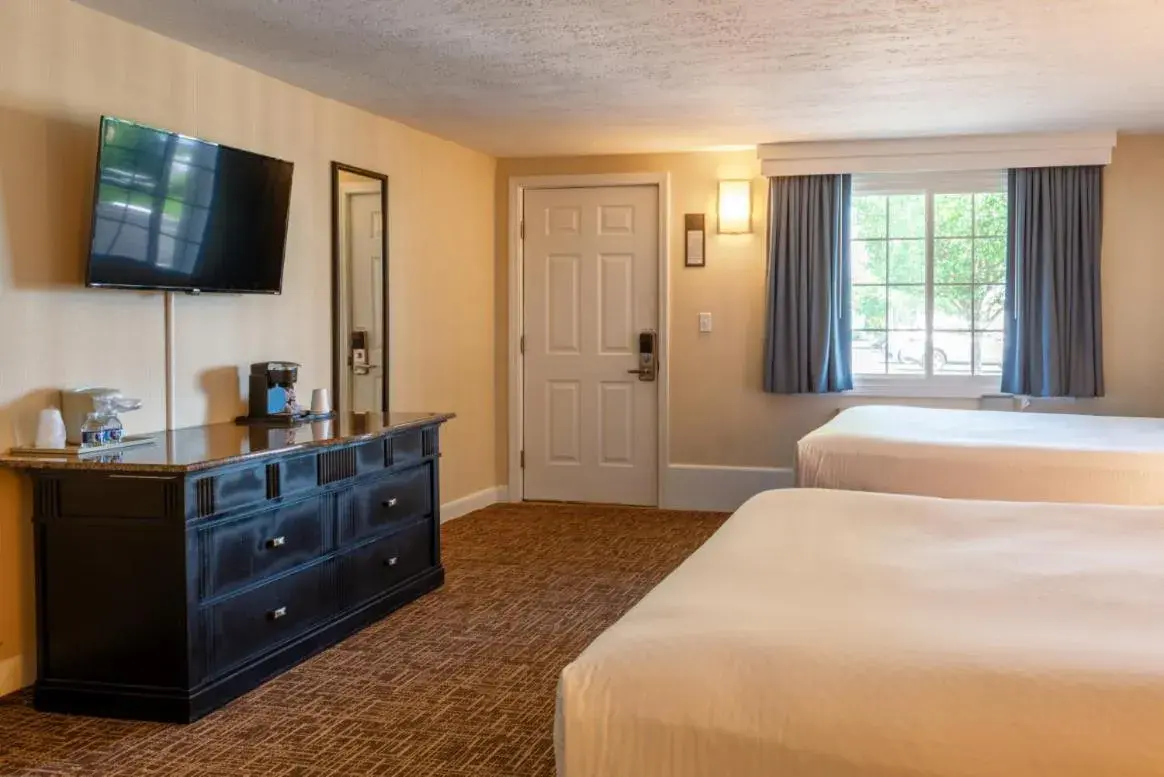 TV and multimedia, Bed in Ogunquit Hotel and Suites TV and multimedia, Bed in Ogunquit Hotel and Suites