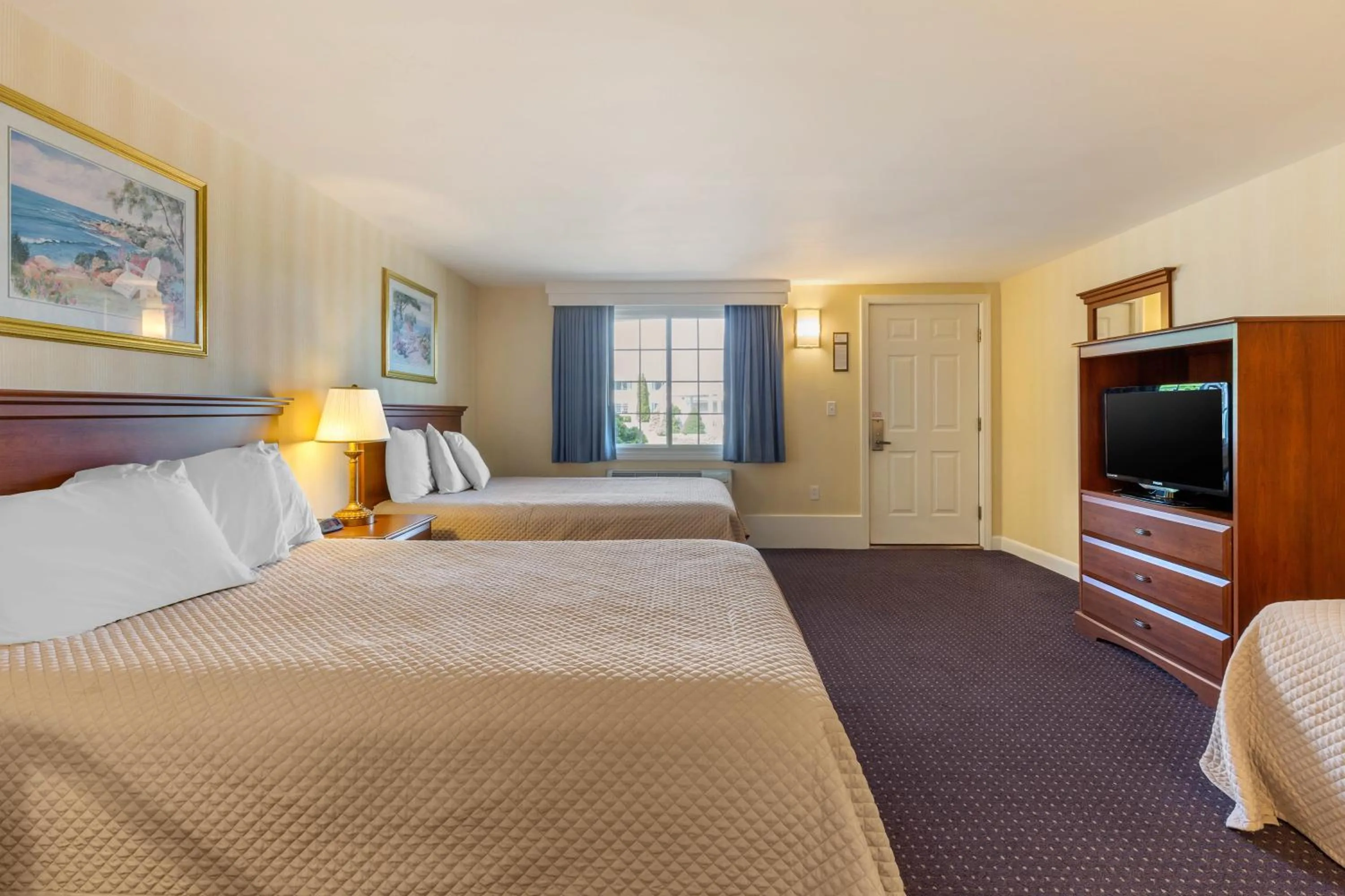 Photo of the whole room, Bed in Ogunquit Hotel and Suites