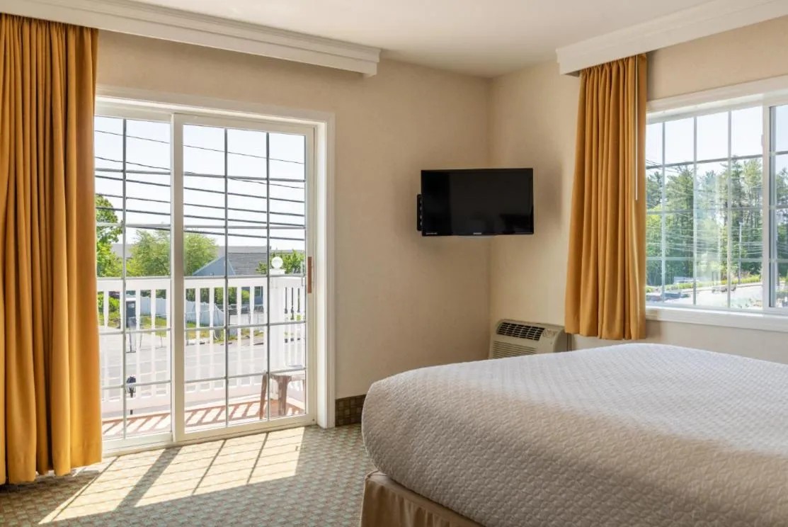 View (from property/room), Bed in Ogunquit Hotel and Suites