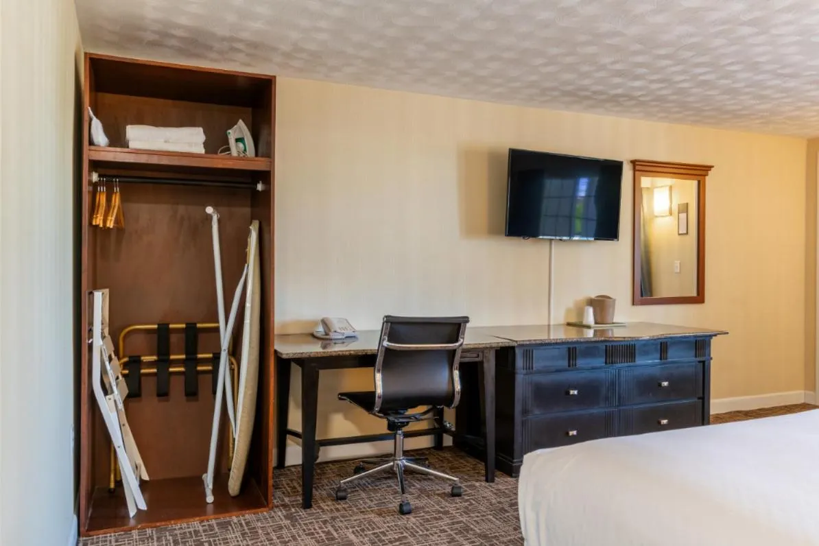 Bedroom, Bed in Ogunquit Hotel and Suites