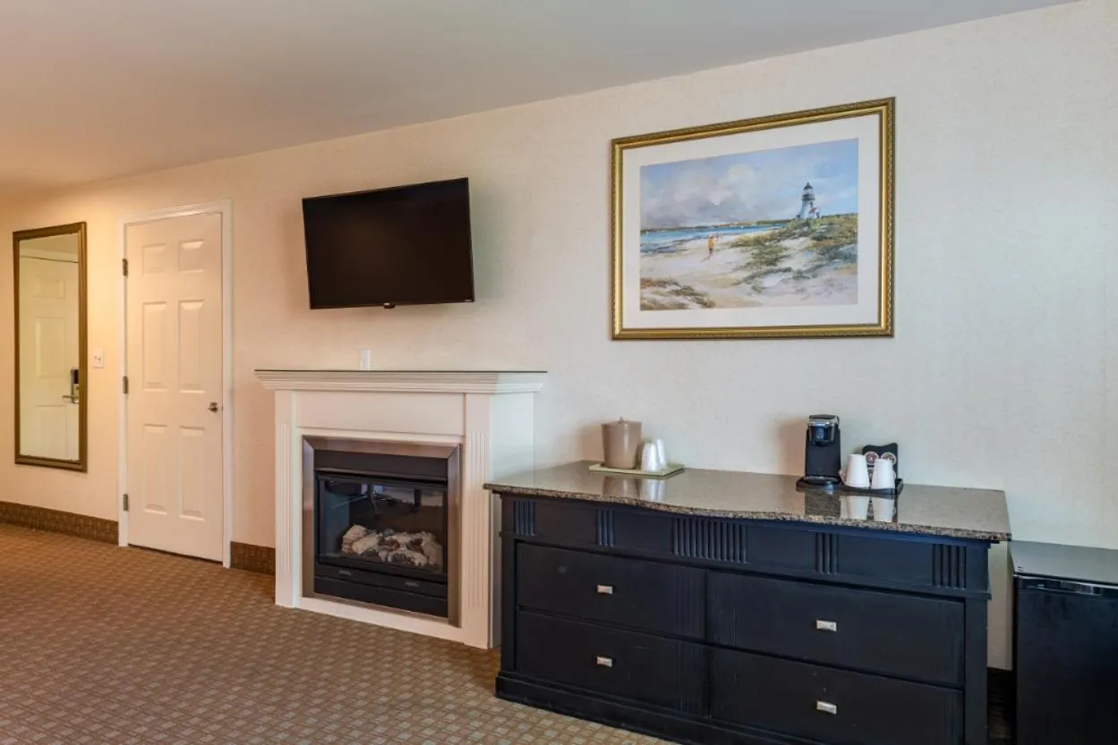 TV and multimedia in Ogunquit Hotel and Suites