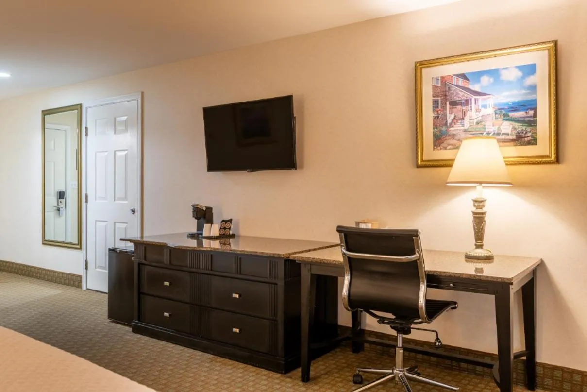 TV and multimedia in Ogunquit Hotel and Suites