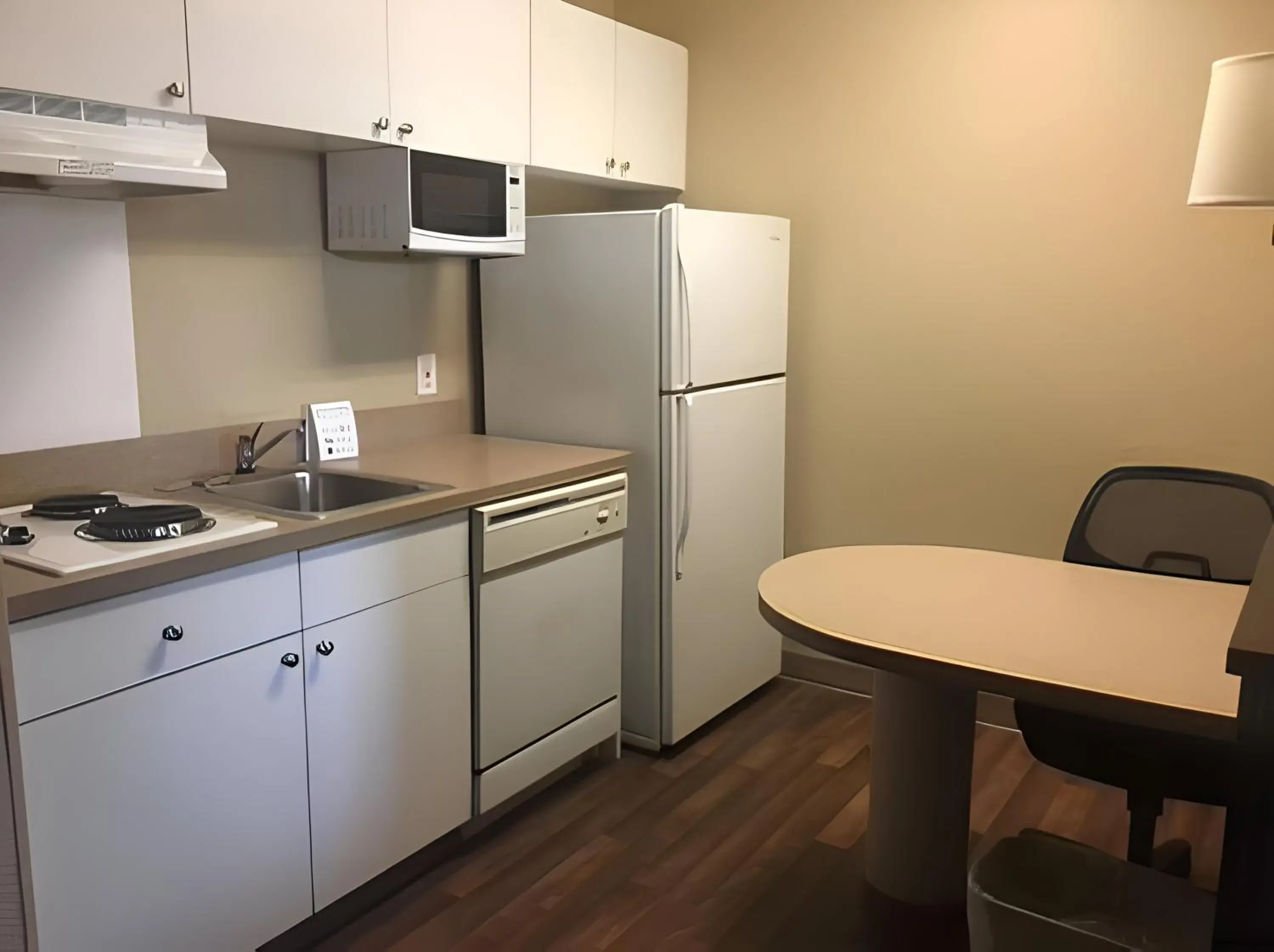 Photo of the whole room, Kitchen/Kitchenette in Lonestar Suites