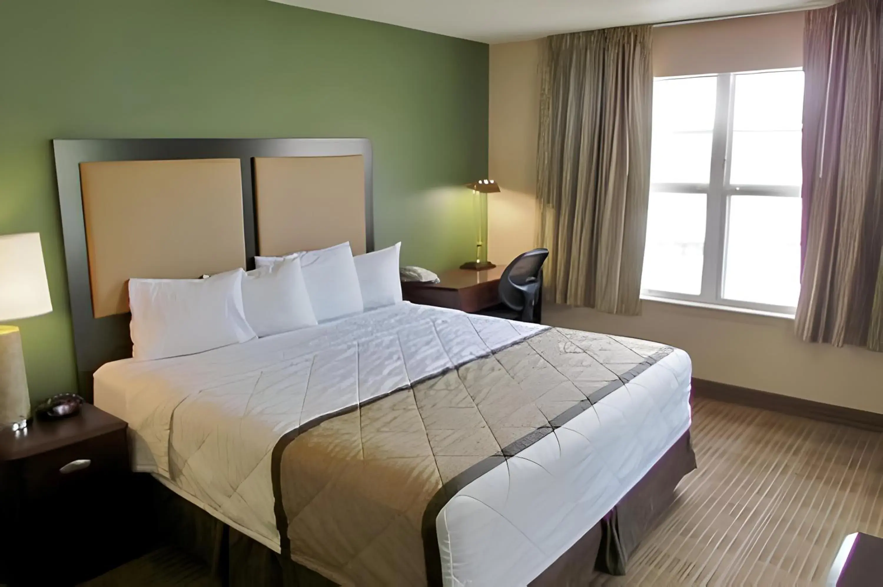 Photo of the whole room, Bed in Lonestar Suites