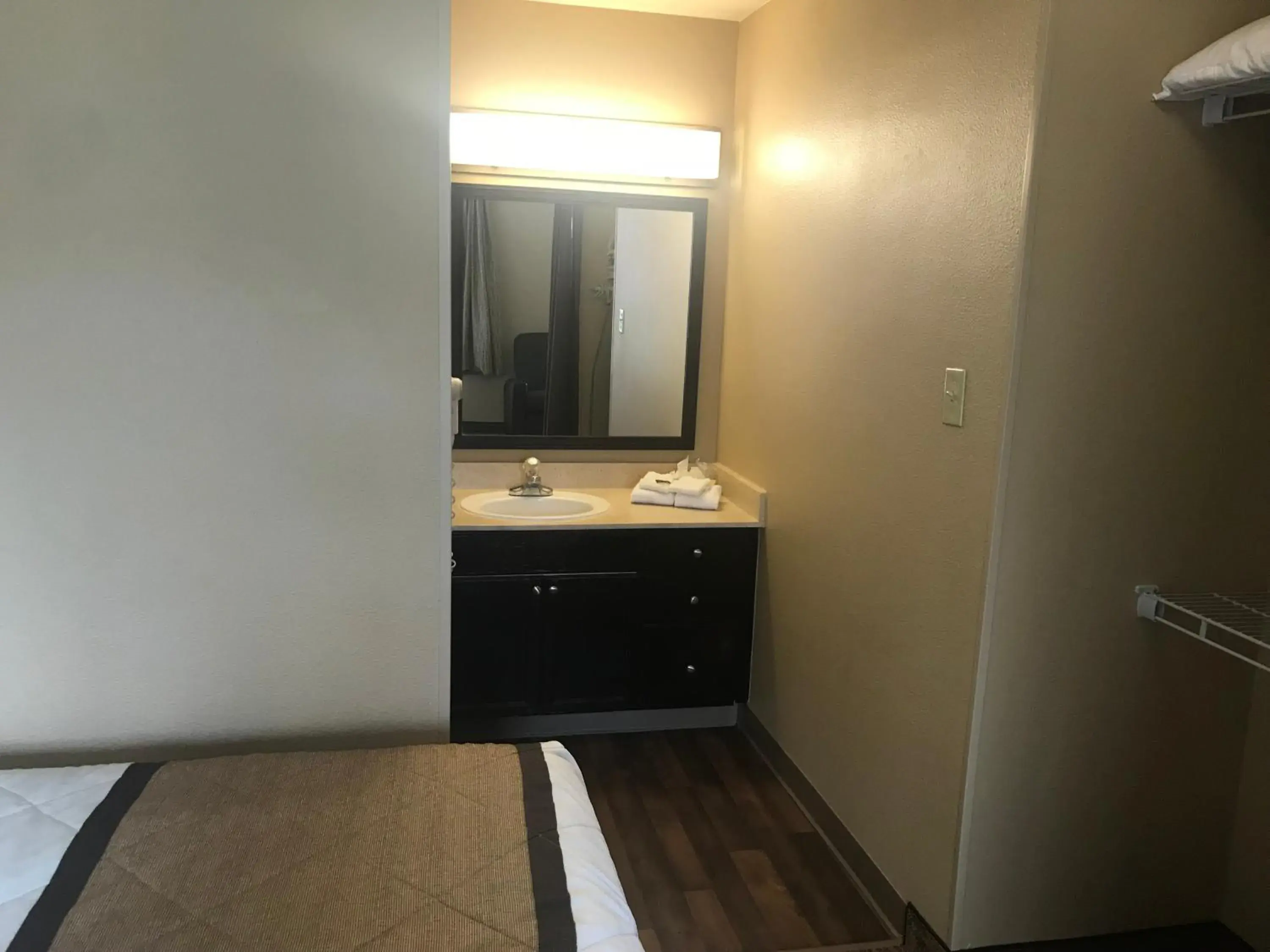 Bed, Bathroom in Lonestar Suites