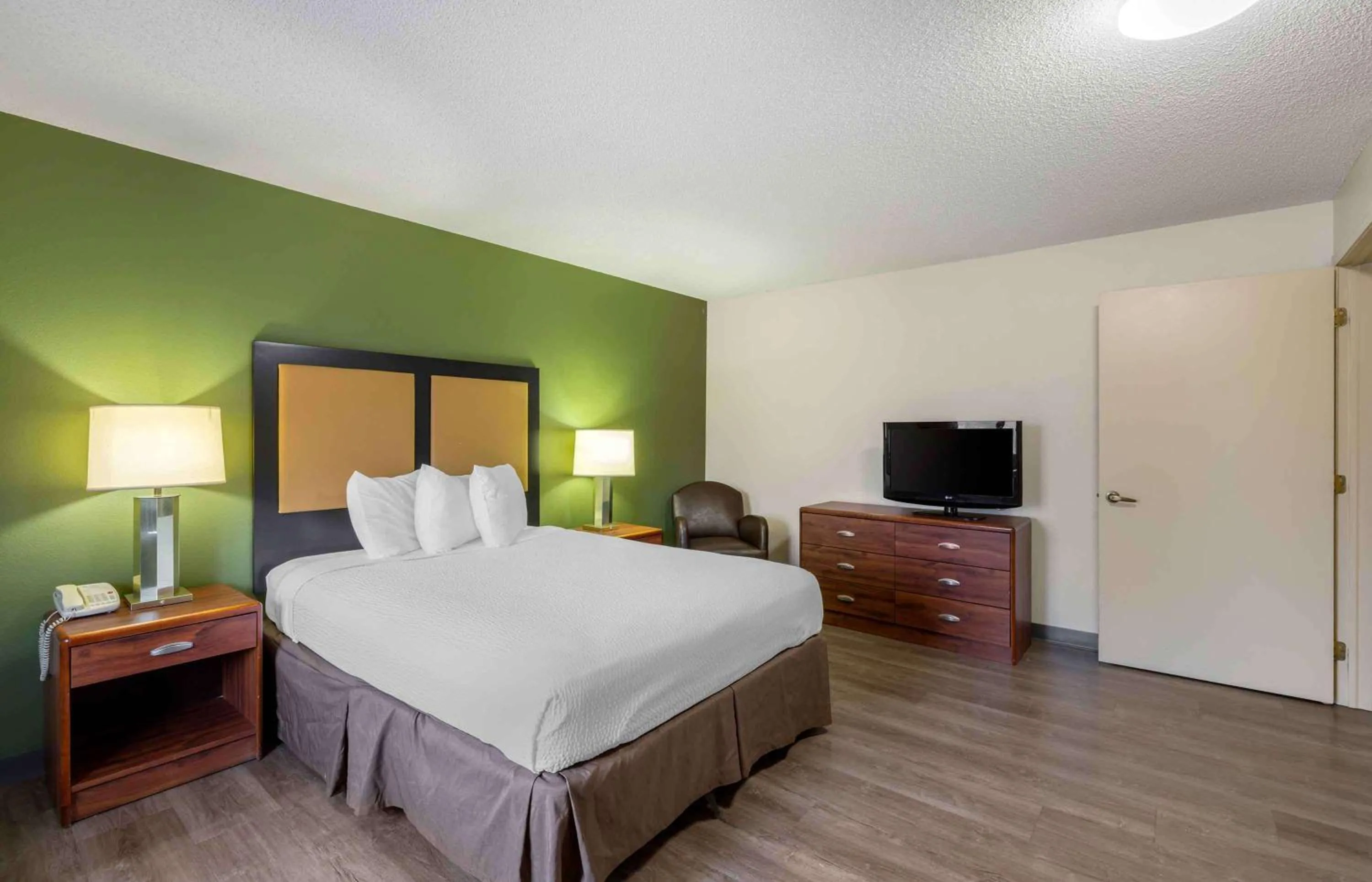 Bedroom, Bed in Extended Stay America Suites - Omaha - West