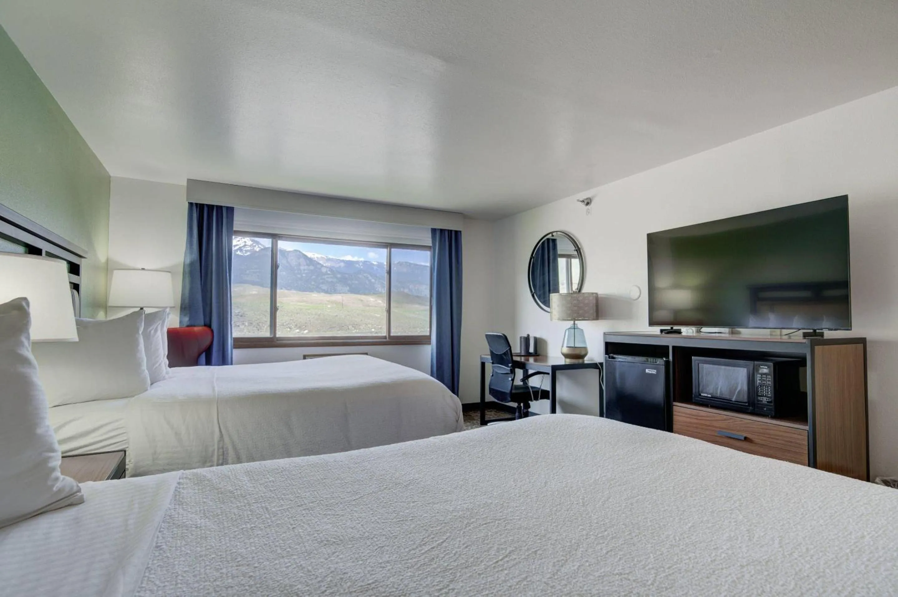 Bedroom, Bed in Ridgeline Hotel at Yellowstone, an Ascend Collection Hotel