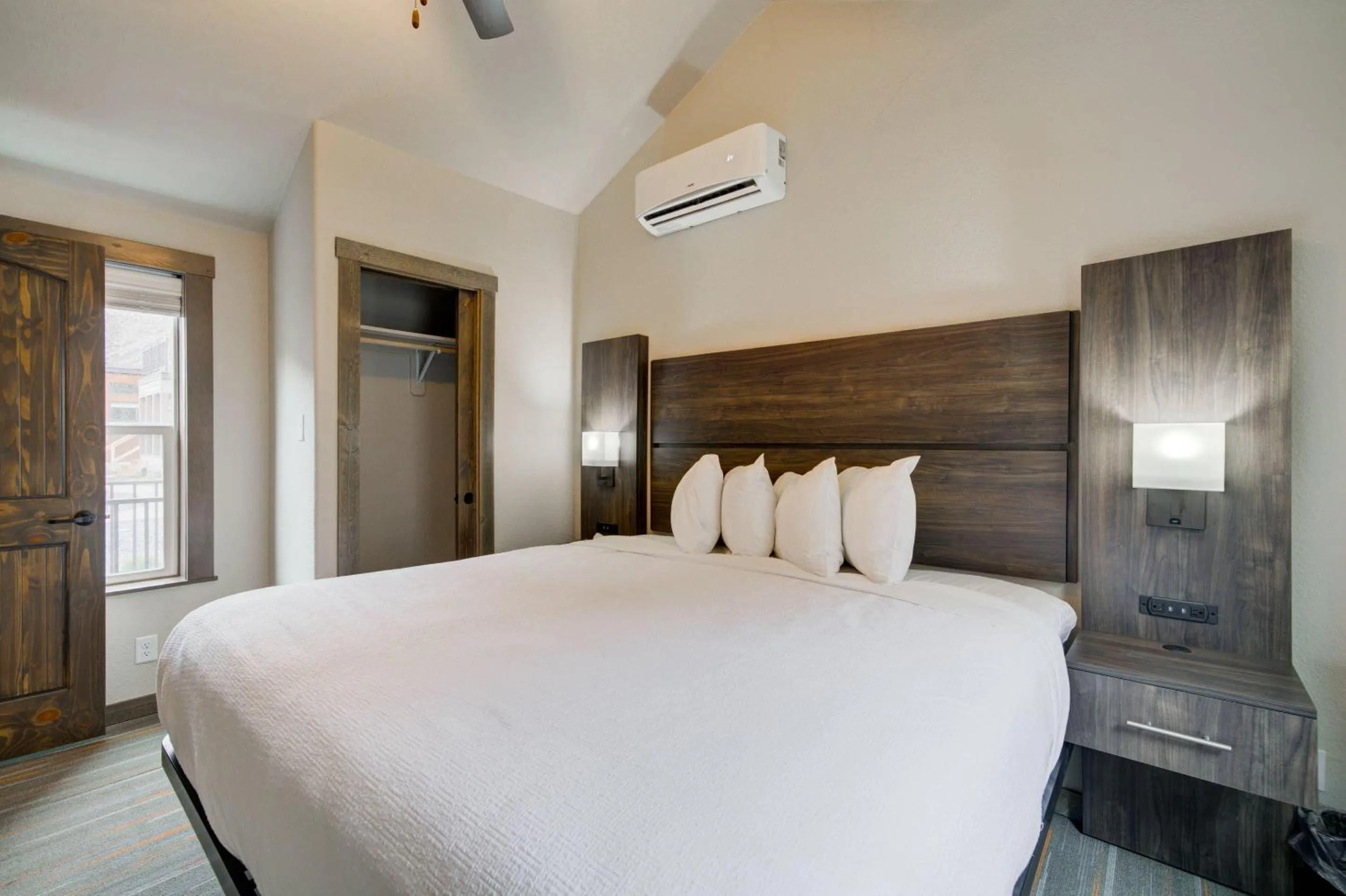 Bedroom, Bed in Ridgeline Hotel at Yellowstone, an Ascend Collection Hotel