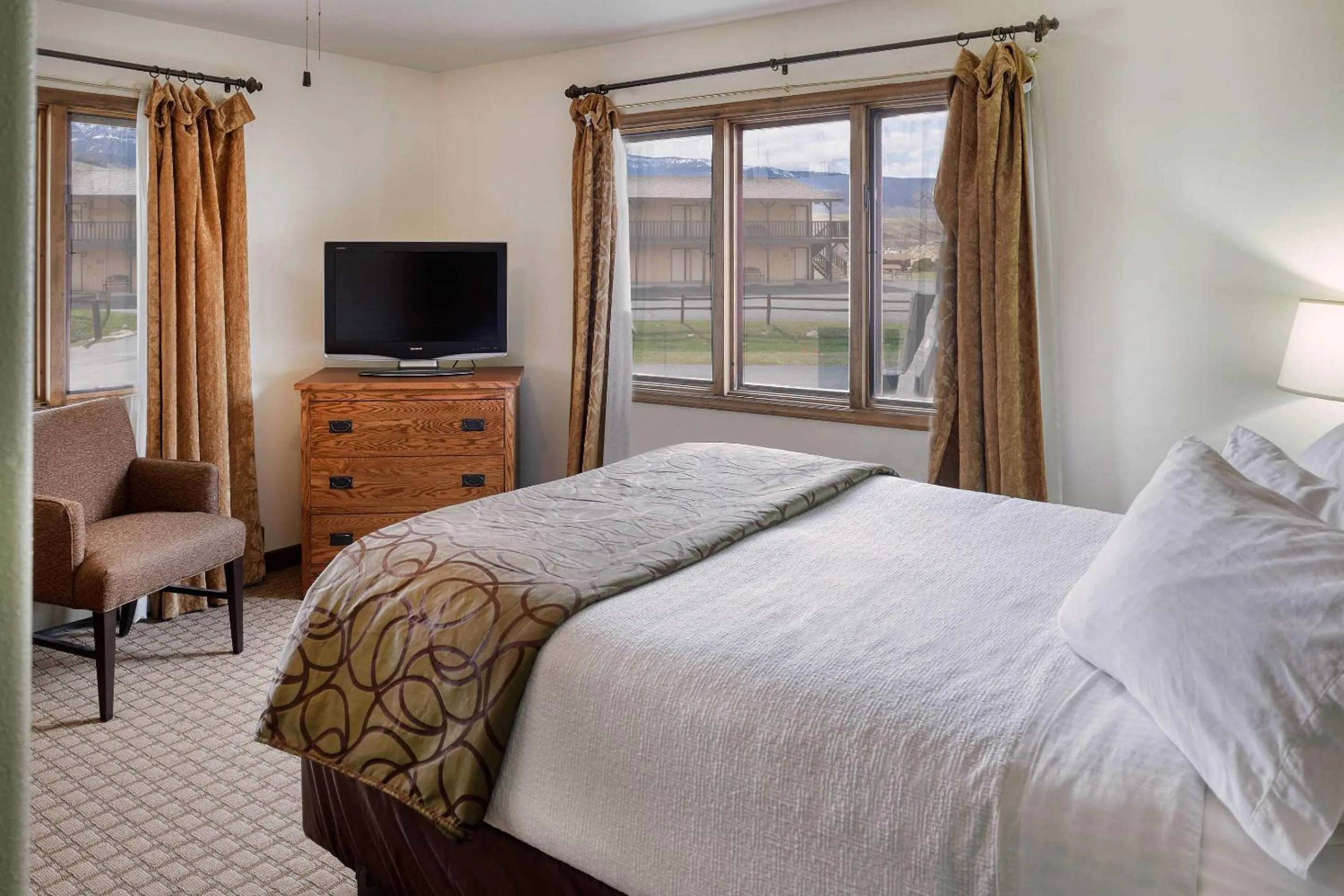 Bedroom, Bed in Ridgeline Hotel at Yellowstone, an Ascend Collection Hotel