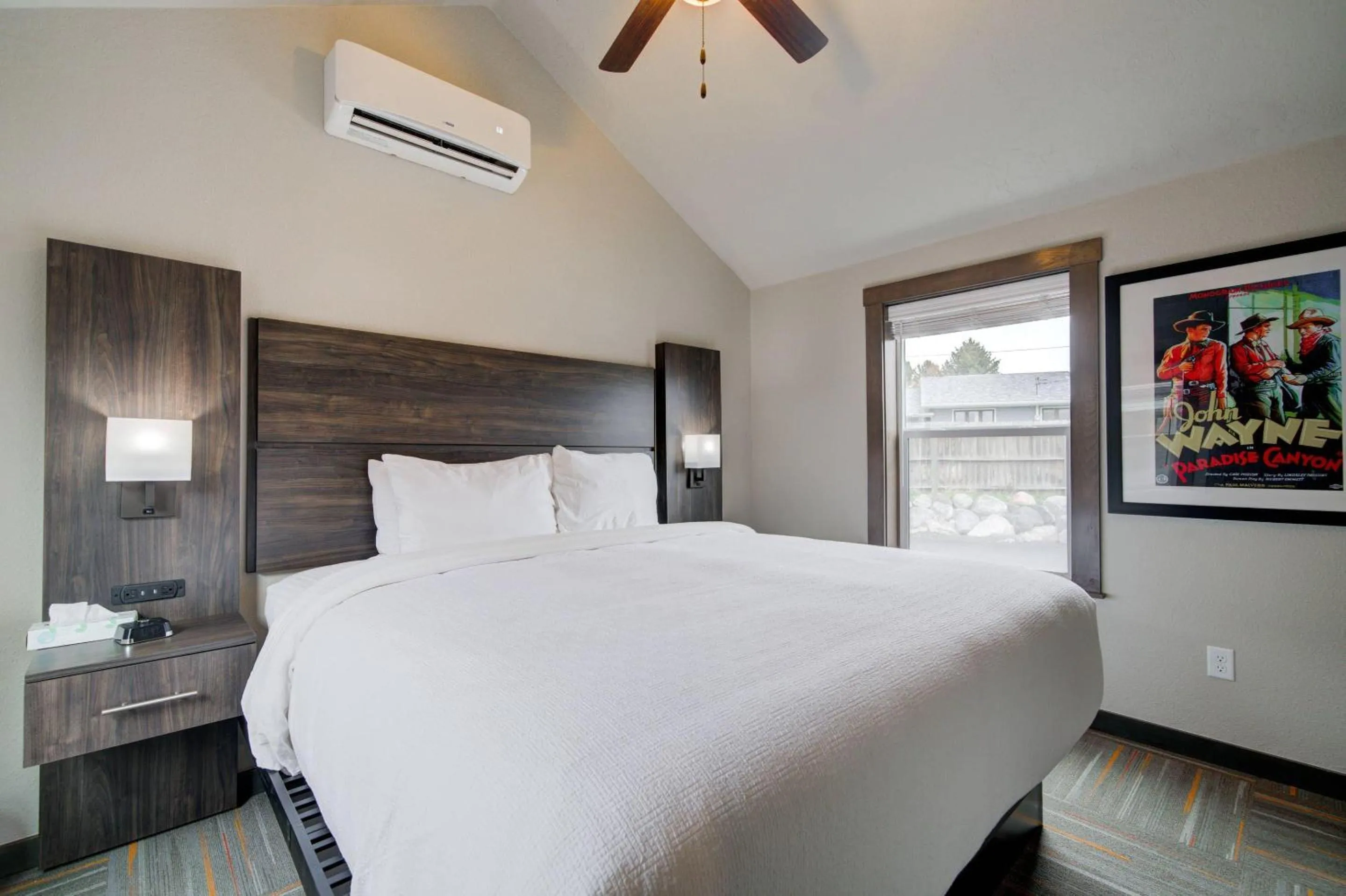 Bedroom, Bed in Ridgeline Hotel at Yellowstone, an Ascend Collection Hotel