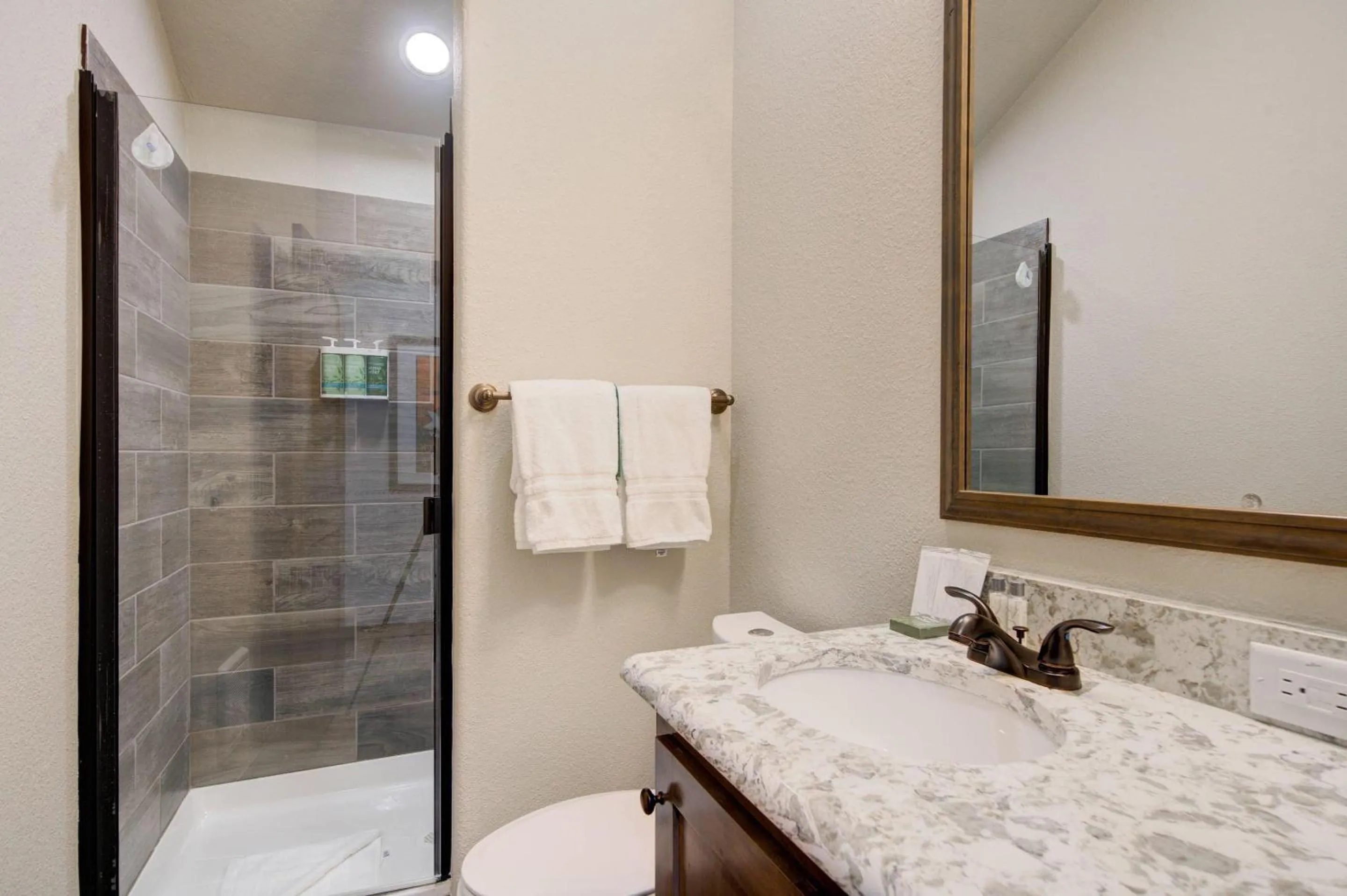 Bedroom in Ridgeline Hotel at Yellowstone, an Ascend Collection Hotel