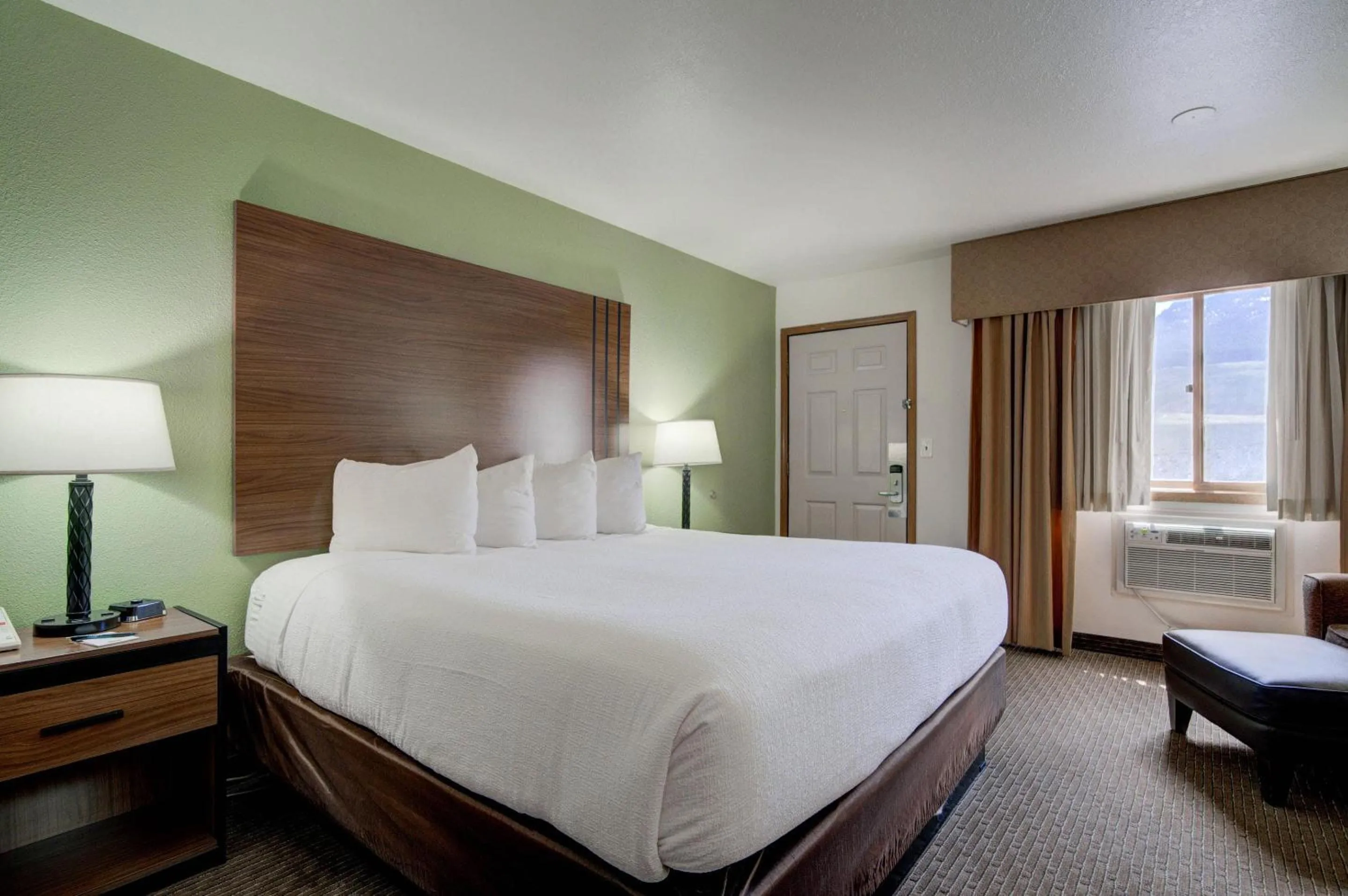 Bedroom, Bed in Ridgeline Hotel at Yellowstone, an Ascend Collection Hotel
