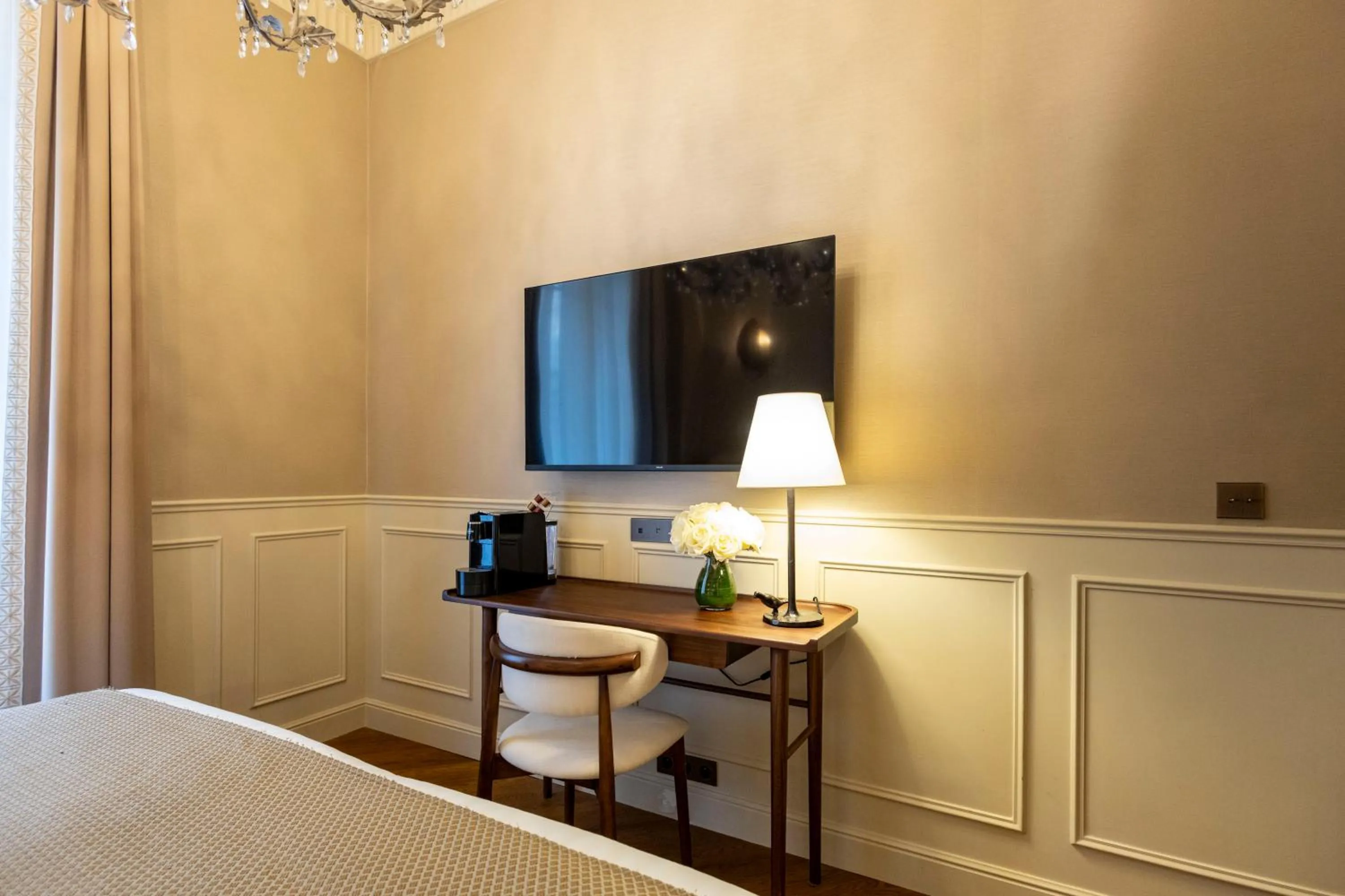 TV and multimedia, Bed in Hotel Residence Foch