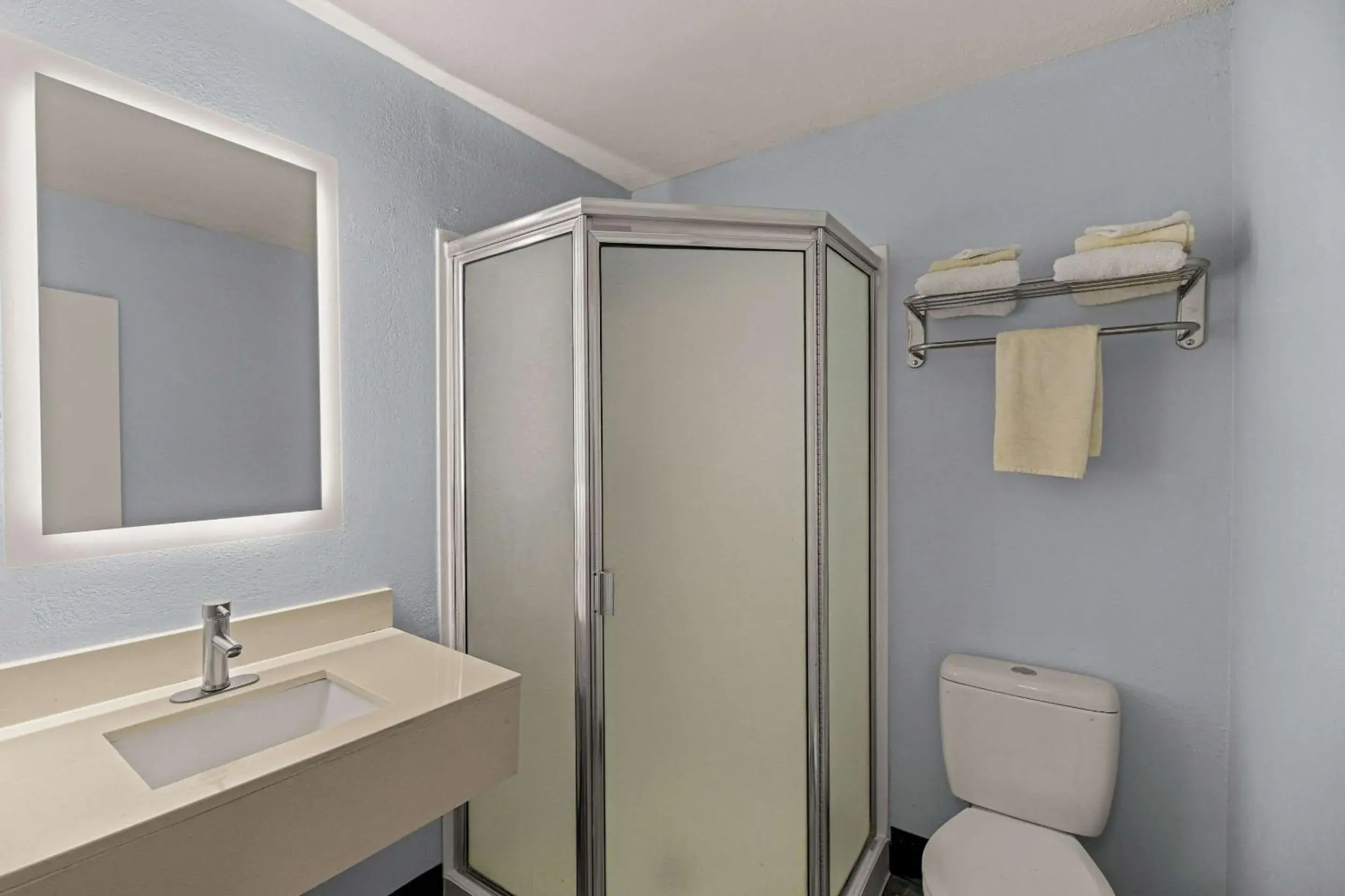 Bedroom in Rodeway Inn Midland South Bedroom in Rodeway Inn Midland South