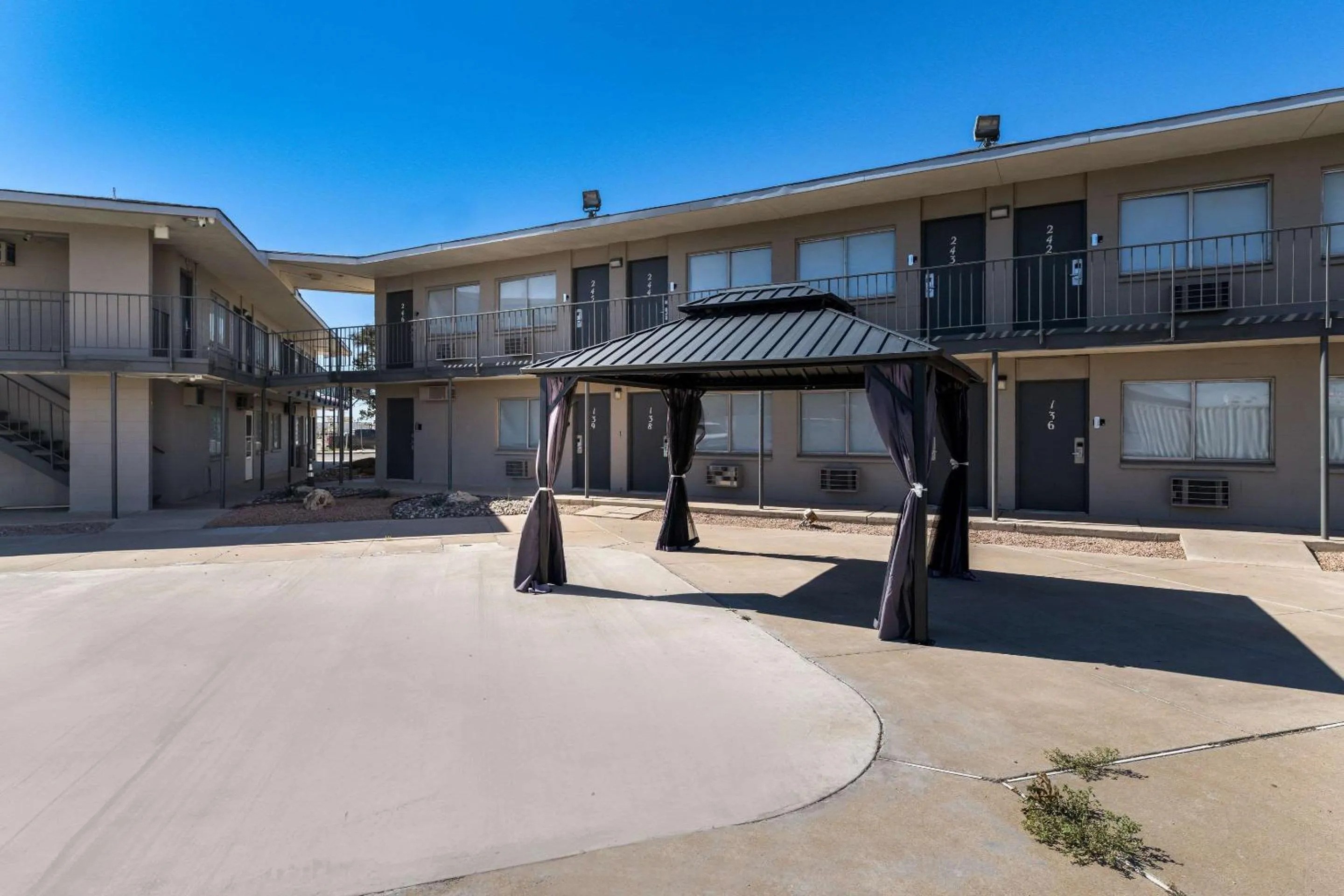 Swimming pool in Rodeway Inn Midland South