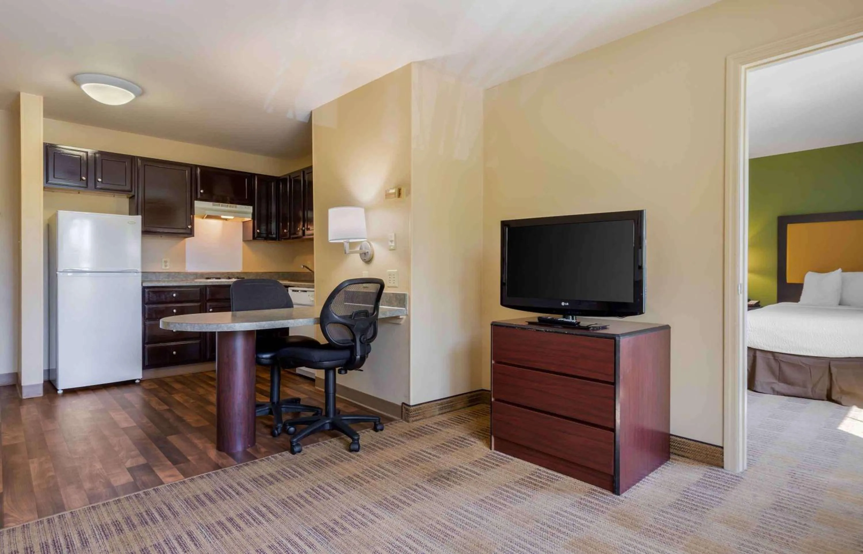 Bedroom, Bed in Extended Stay America Suites - Columbia - Northwest Harbison