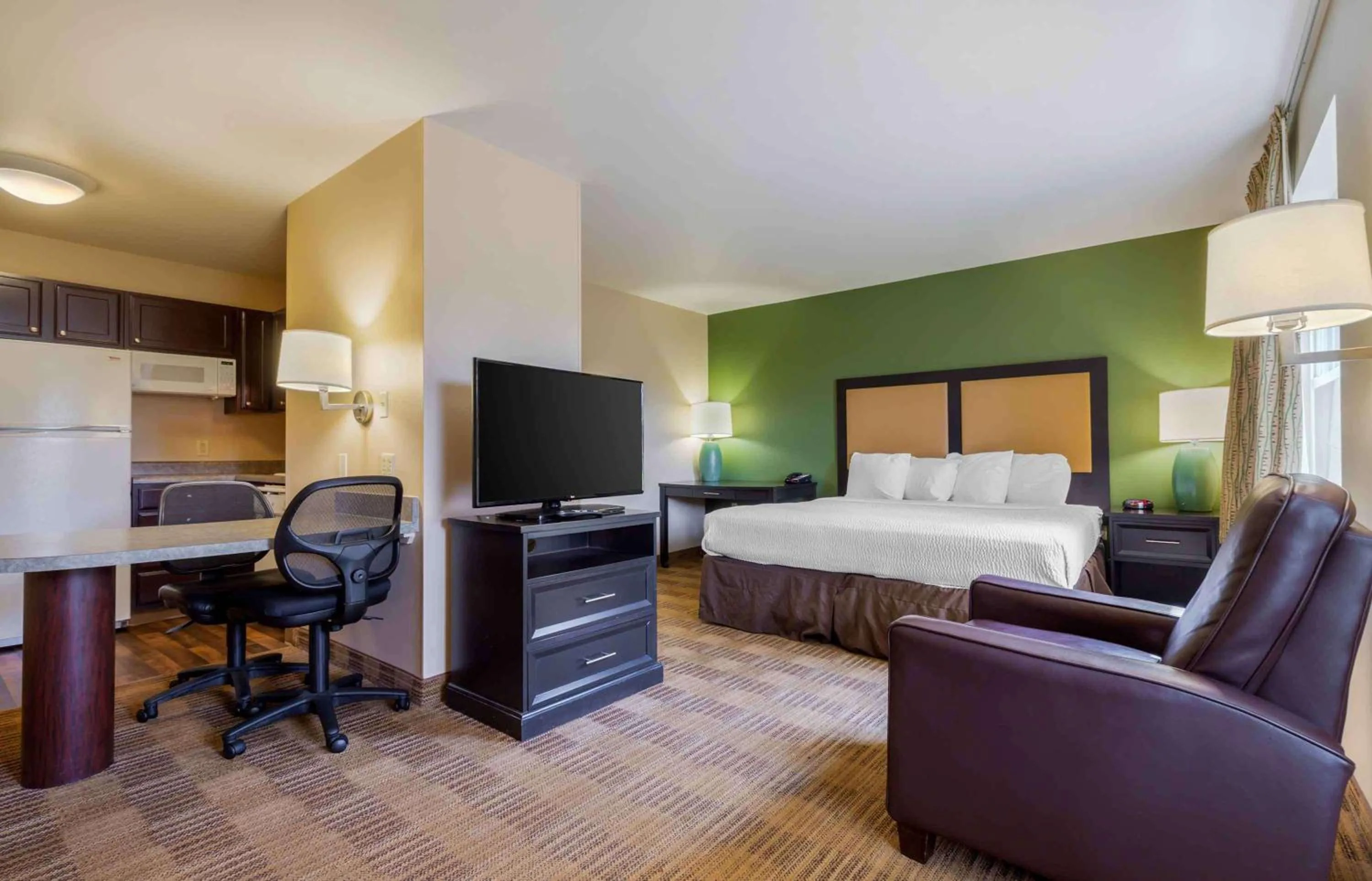 Bedroom, Bed in Extended Stay America Suites - Columbia - Northwest Harbison
