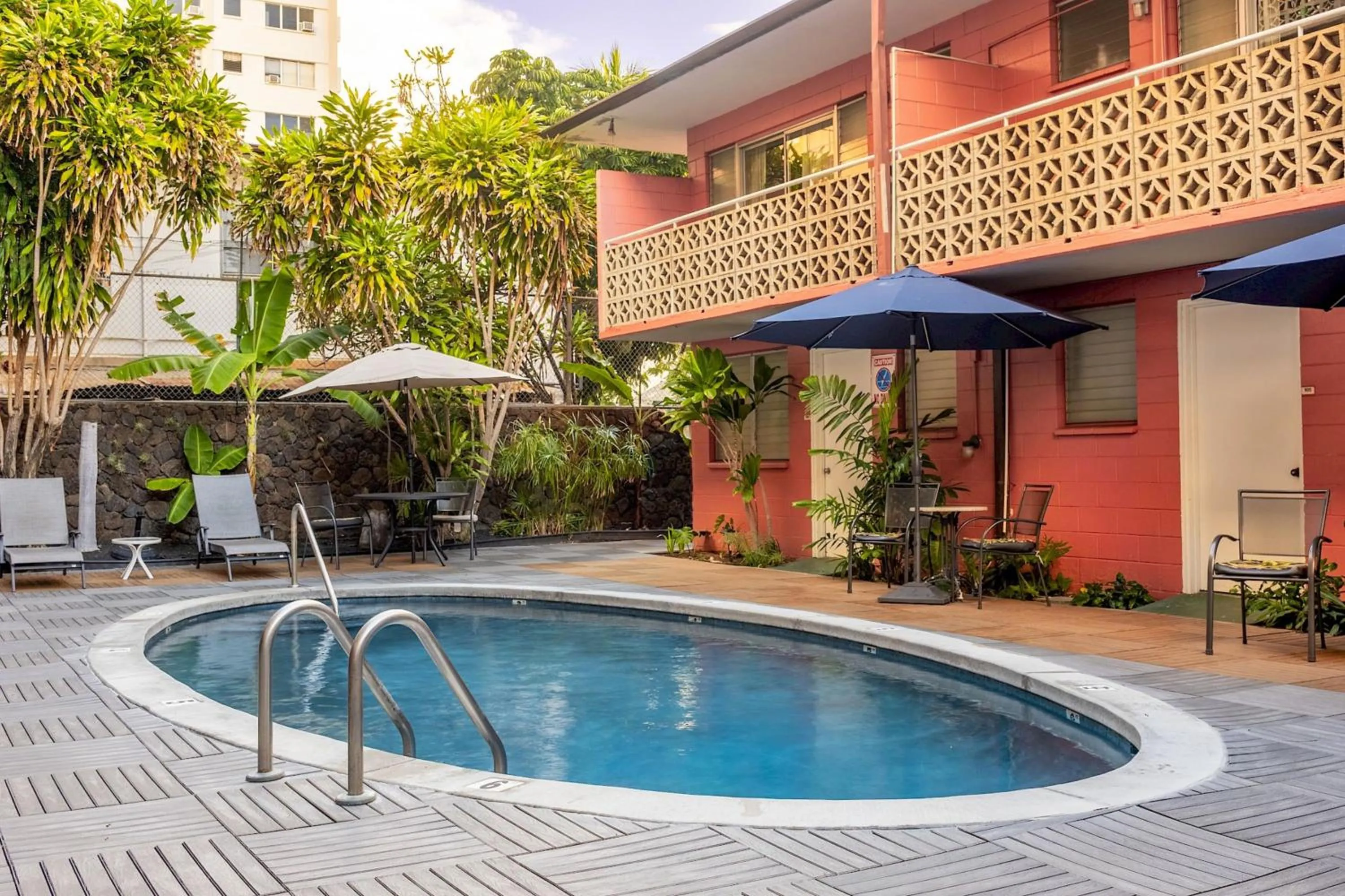 Swimming pool in Royal Grove Waikiki