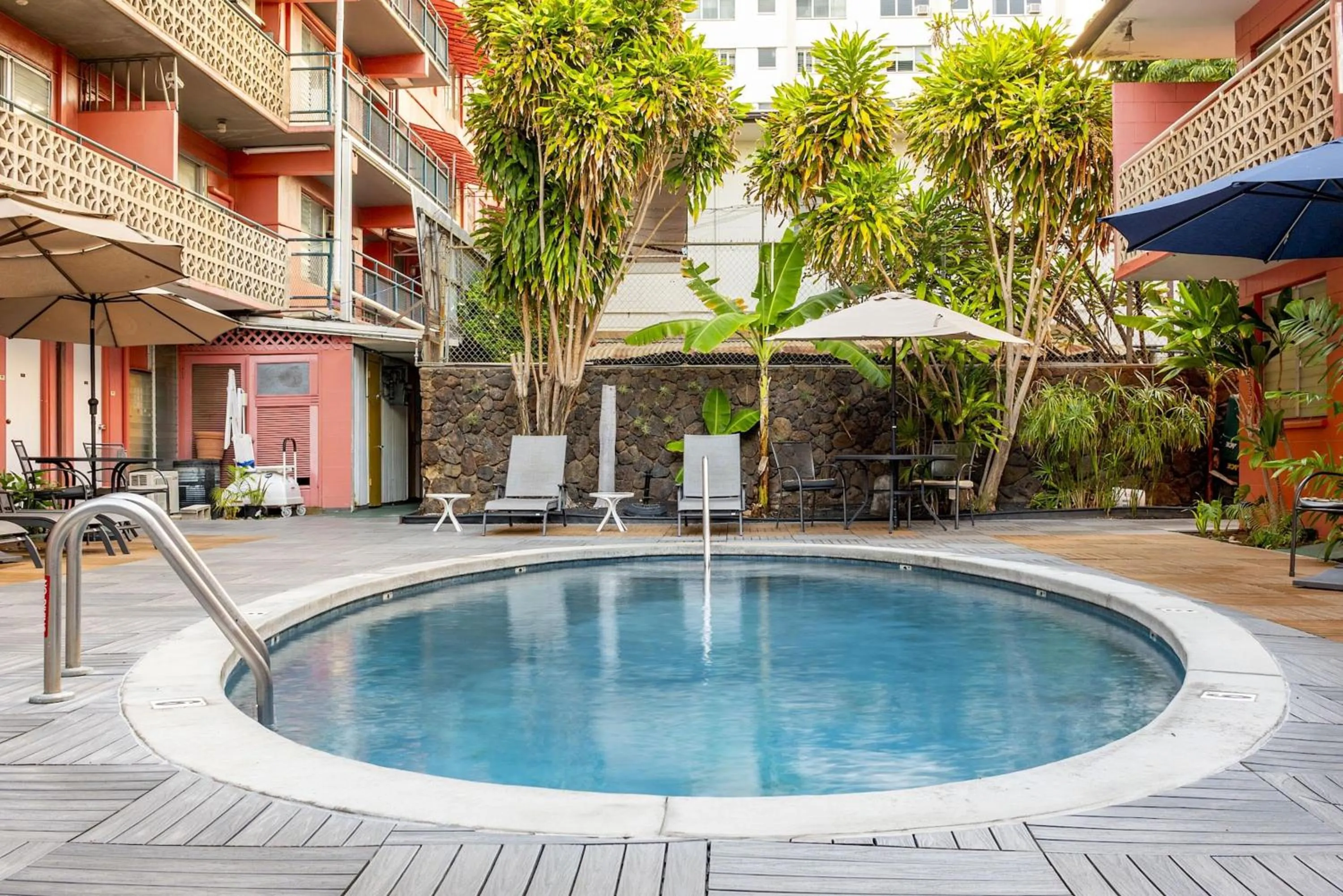 Swimming pool in Royal Grove Waikiki
