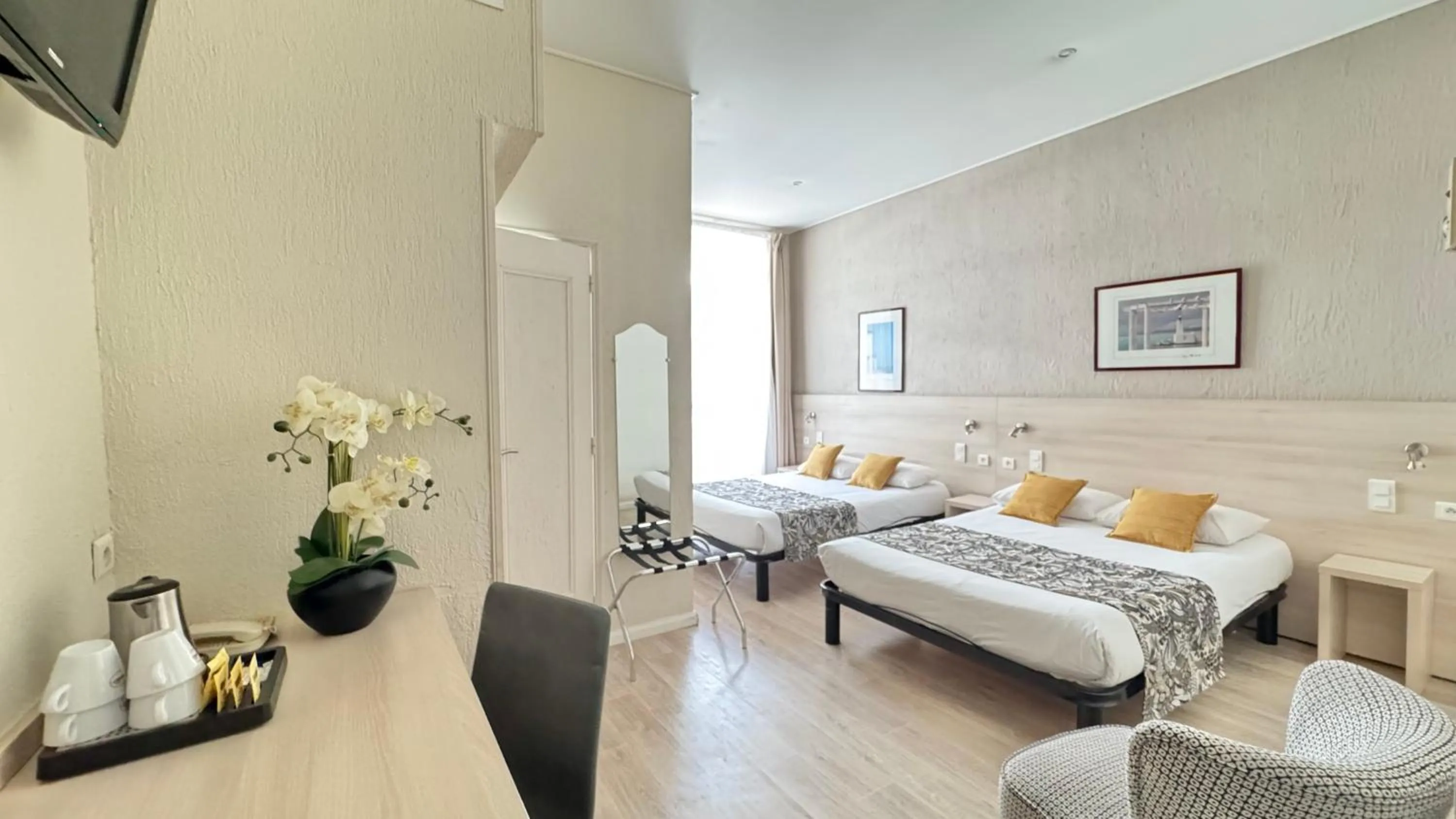 Photo of the whole room, Bed in Hôtel Helvétique