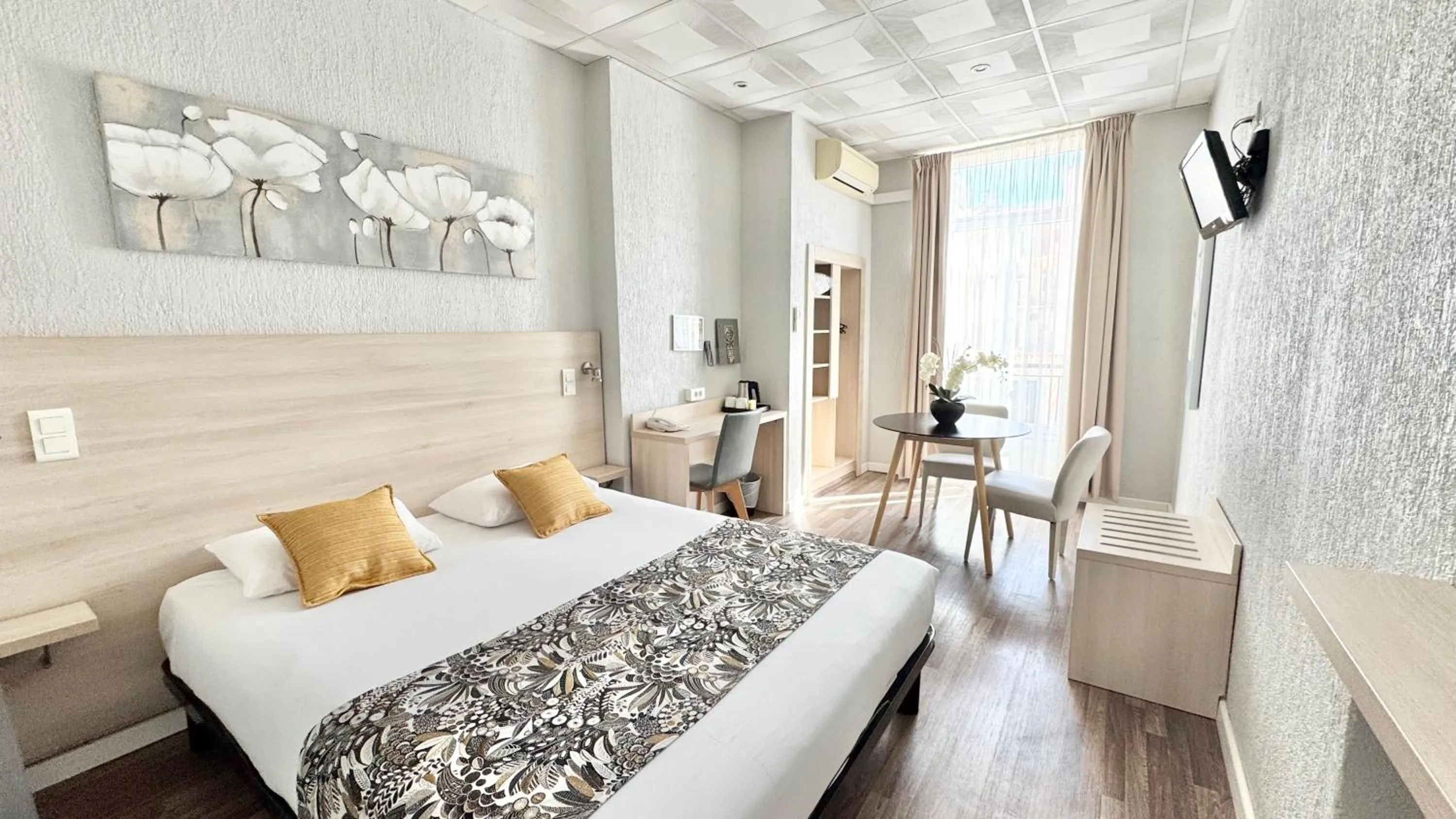 Photo of the whole room, Bed in Hôtel Helvétique