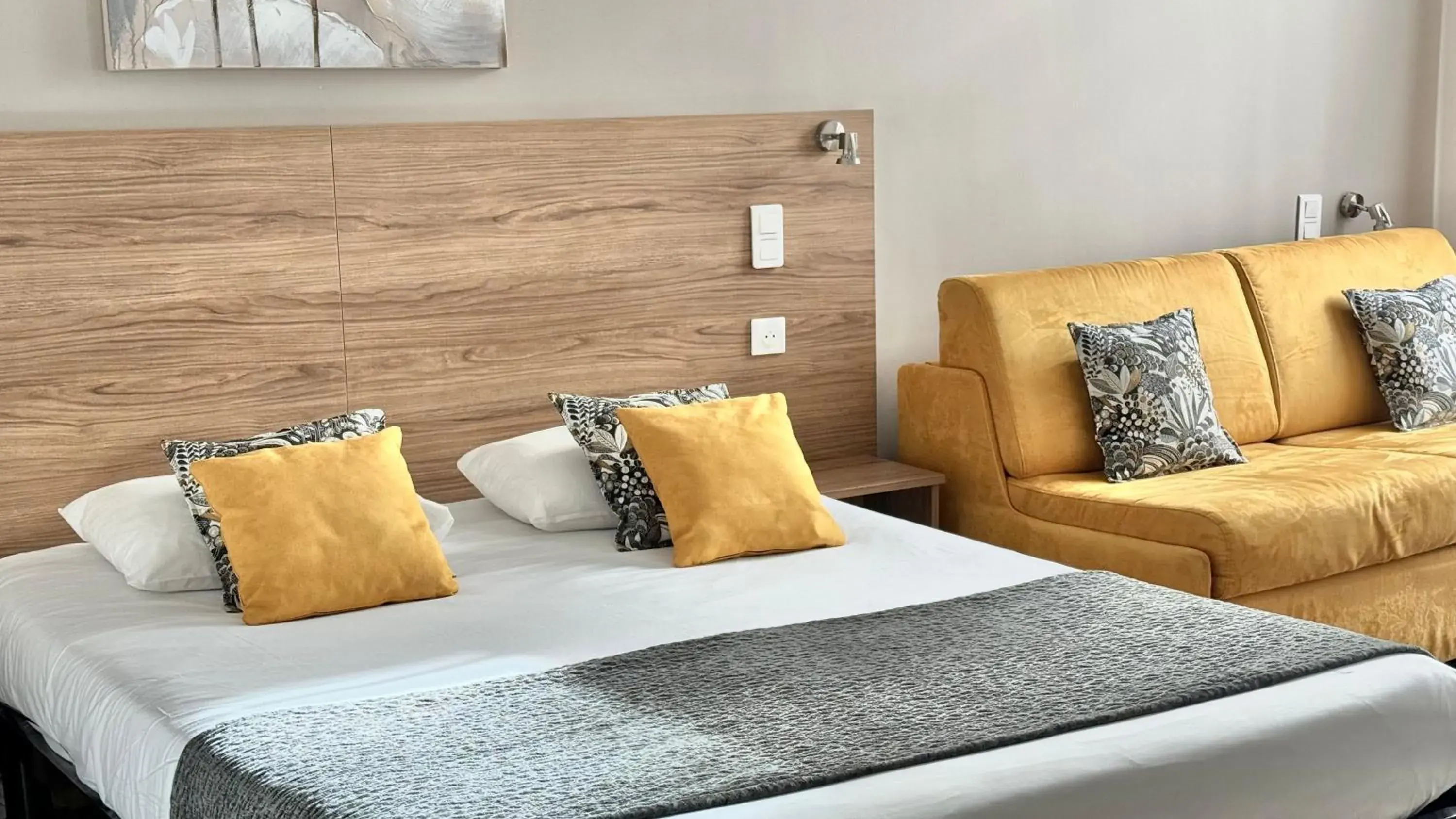 Photo of the whole room, Bed in Hôtel Helvétique Photo of the whole room, Bed in Hôtel Helvétique