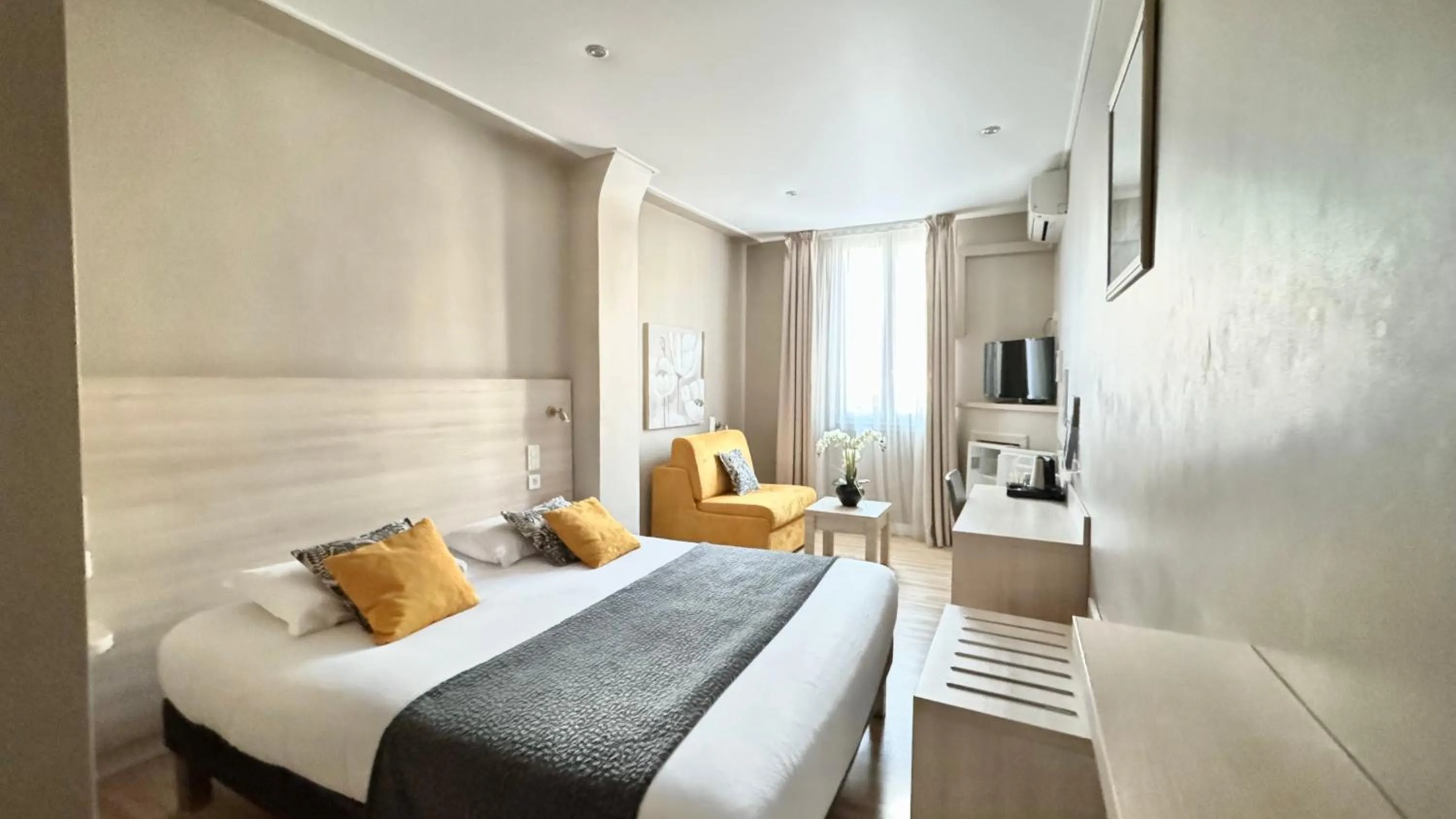 Photo of the whole room, Bed in Hôtel Helvétique