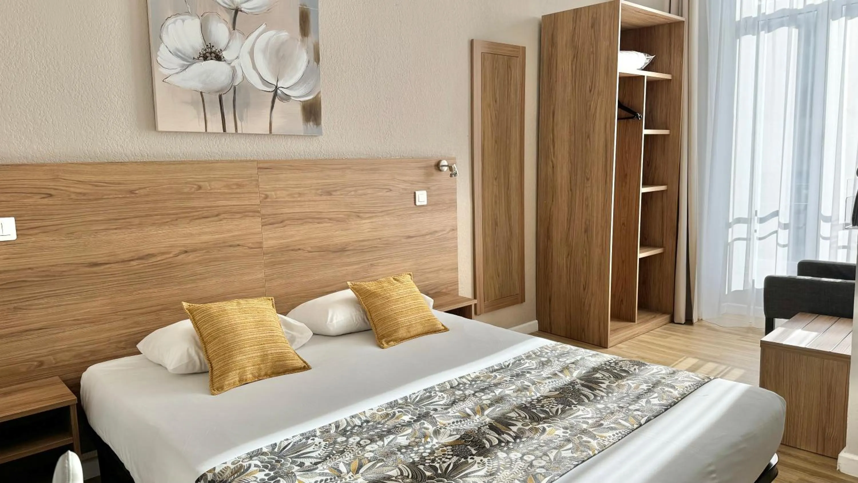 Photo of the whole room, Bed in Hôtel Helvétique