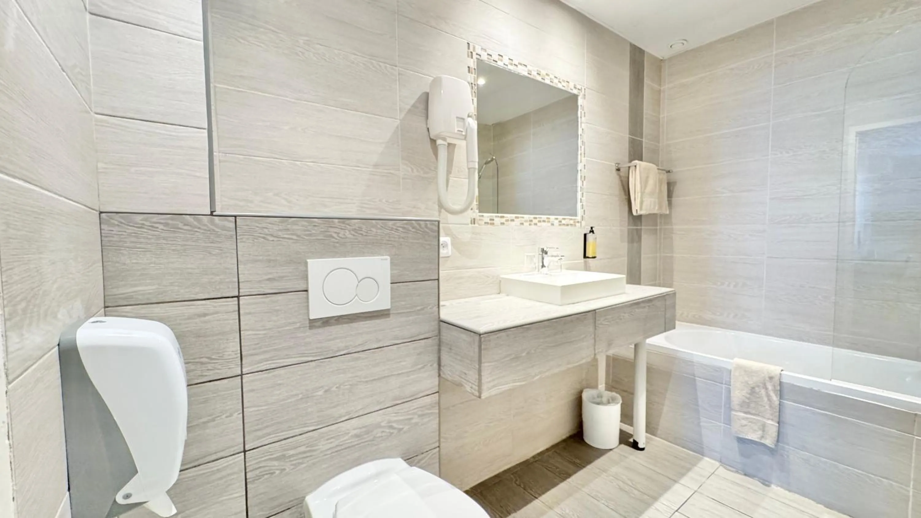 Bathroom in Hôtel Helvétique