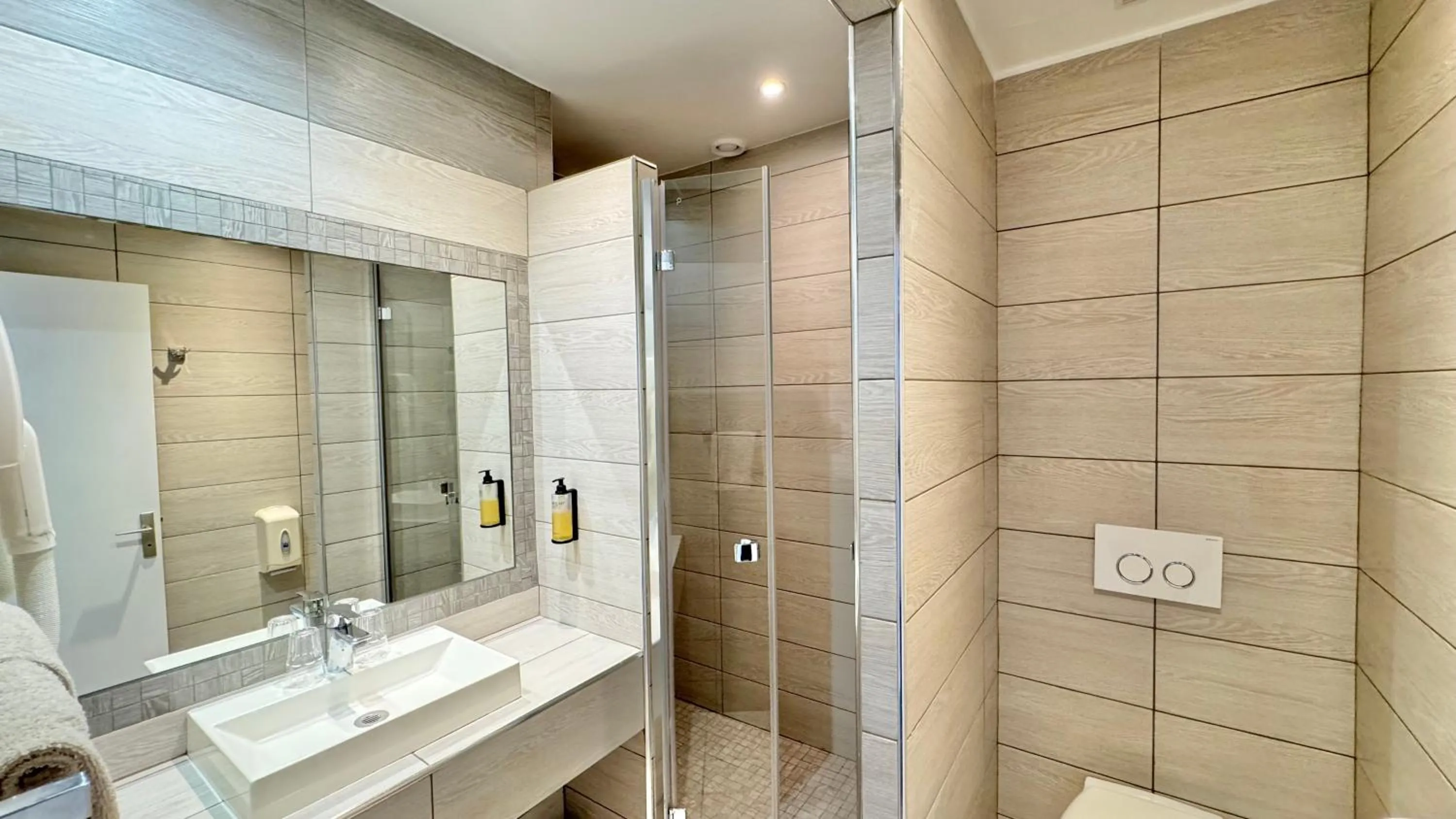 Shower in Hôtel Helvétique