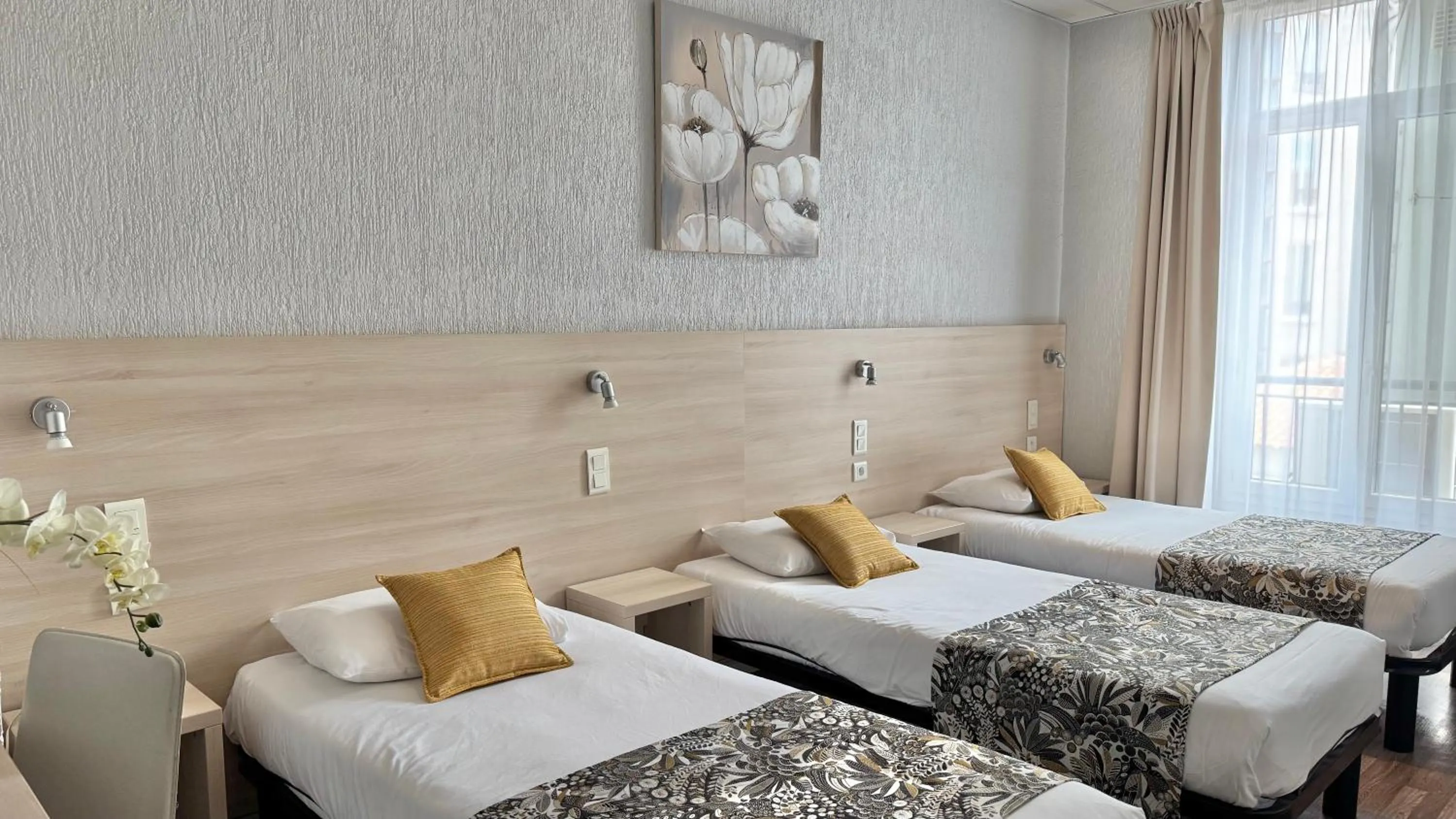 Photo of the whole room, Bed in Hôtel Helvétique