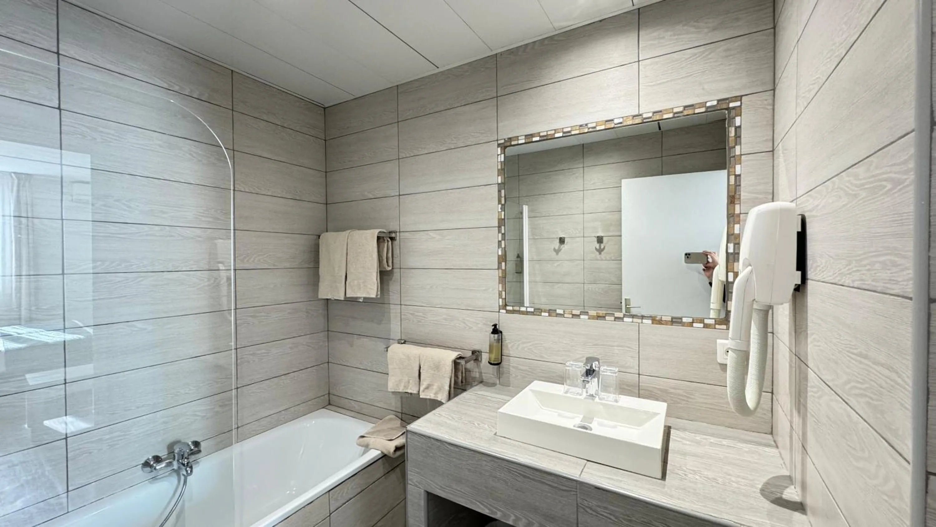 Bathroom in Hôtel Helvétique