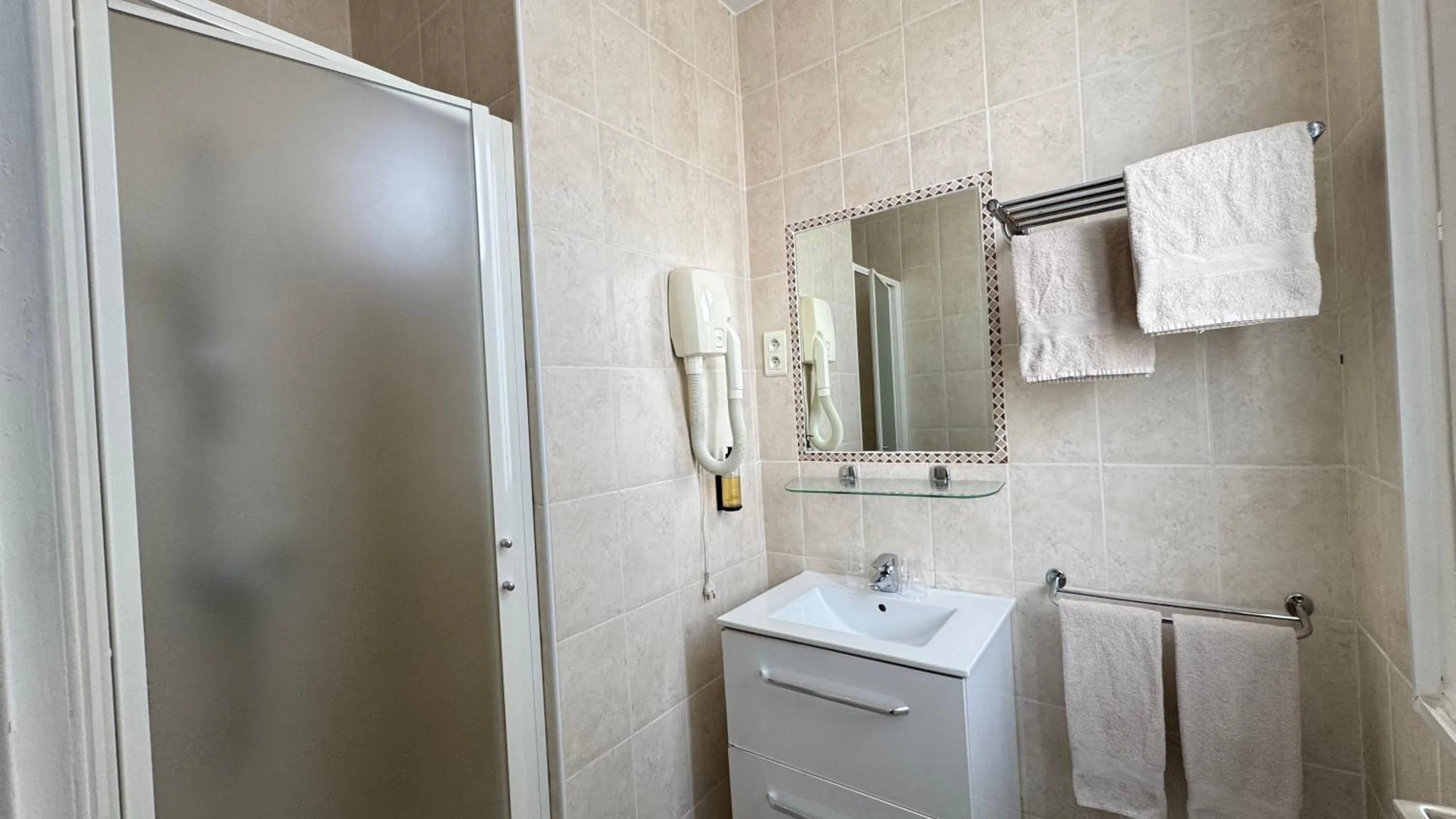 Bathroom in Hôtel Helvétique