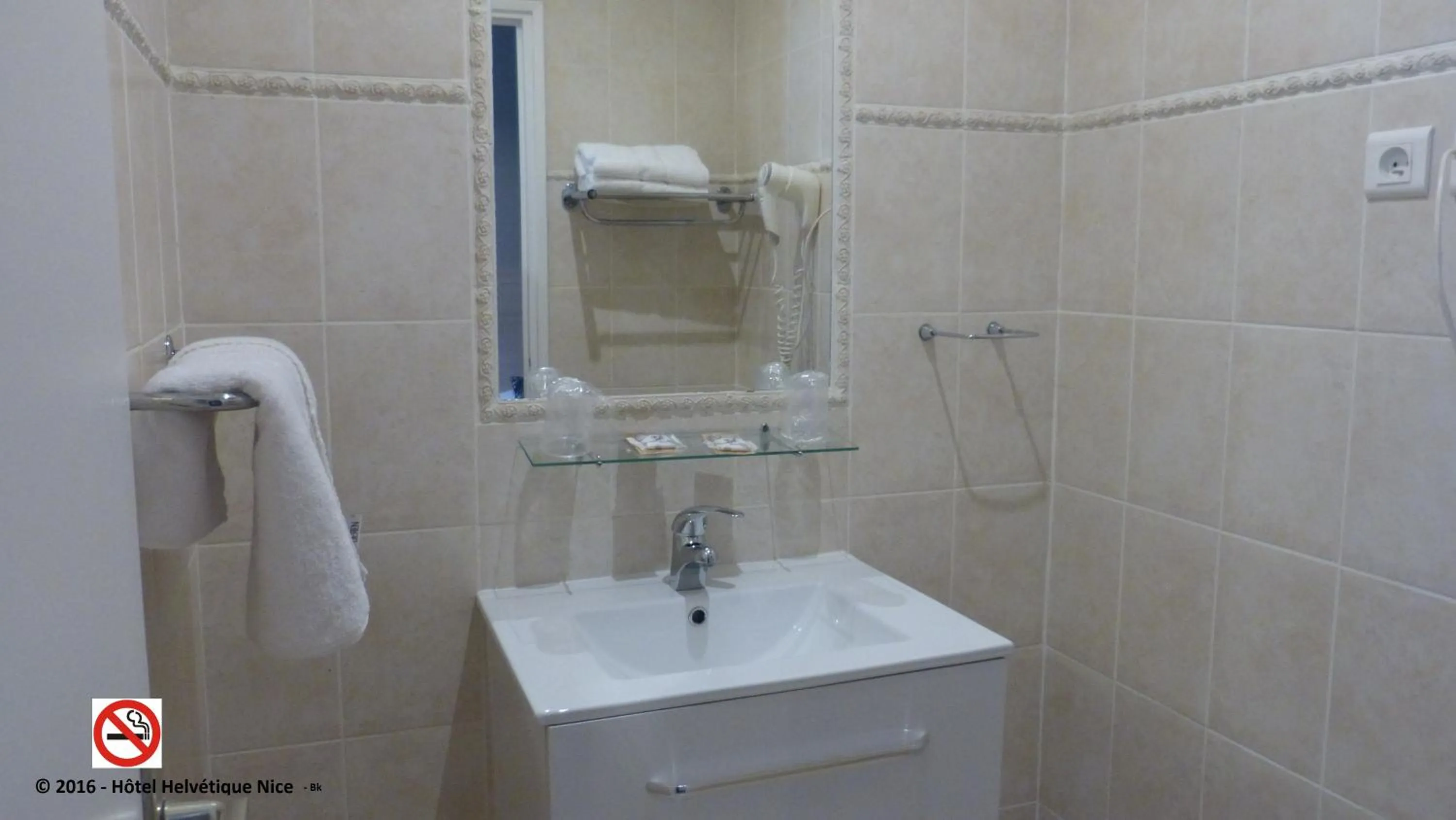 Shower in Hôtel Helvétique