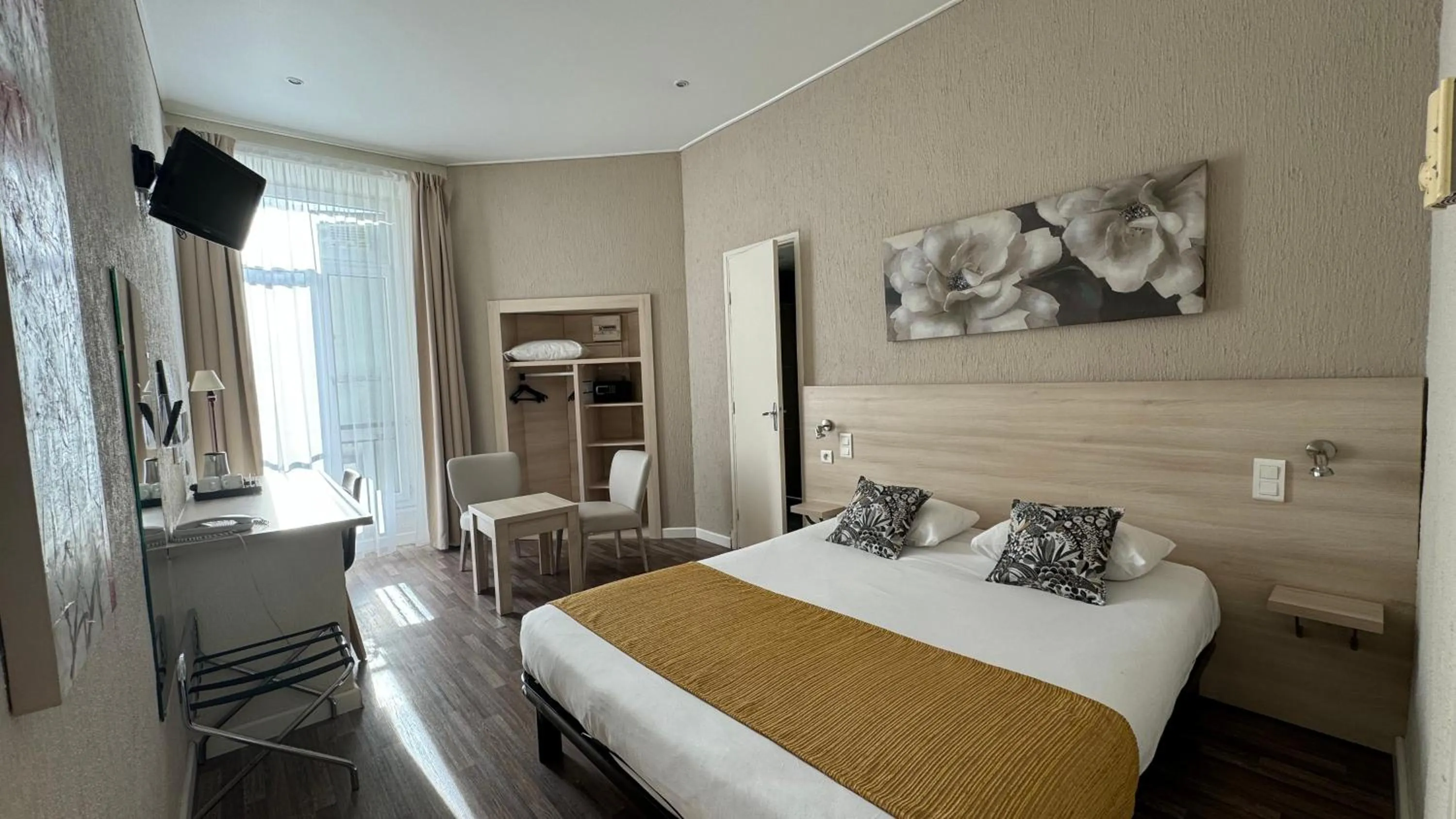 Photo of the whole room, Bed in Hôtel Helvétique