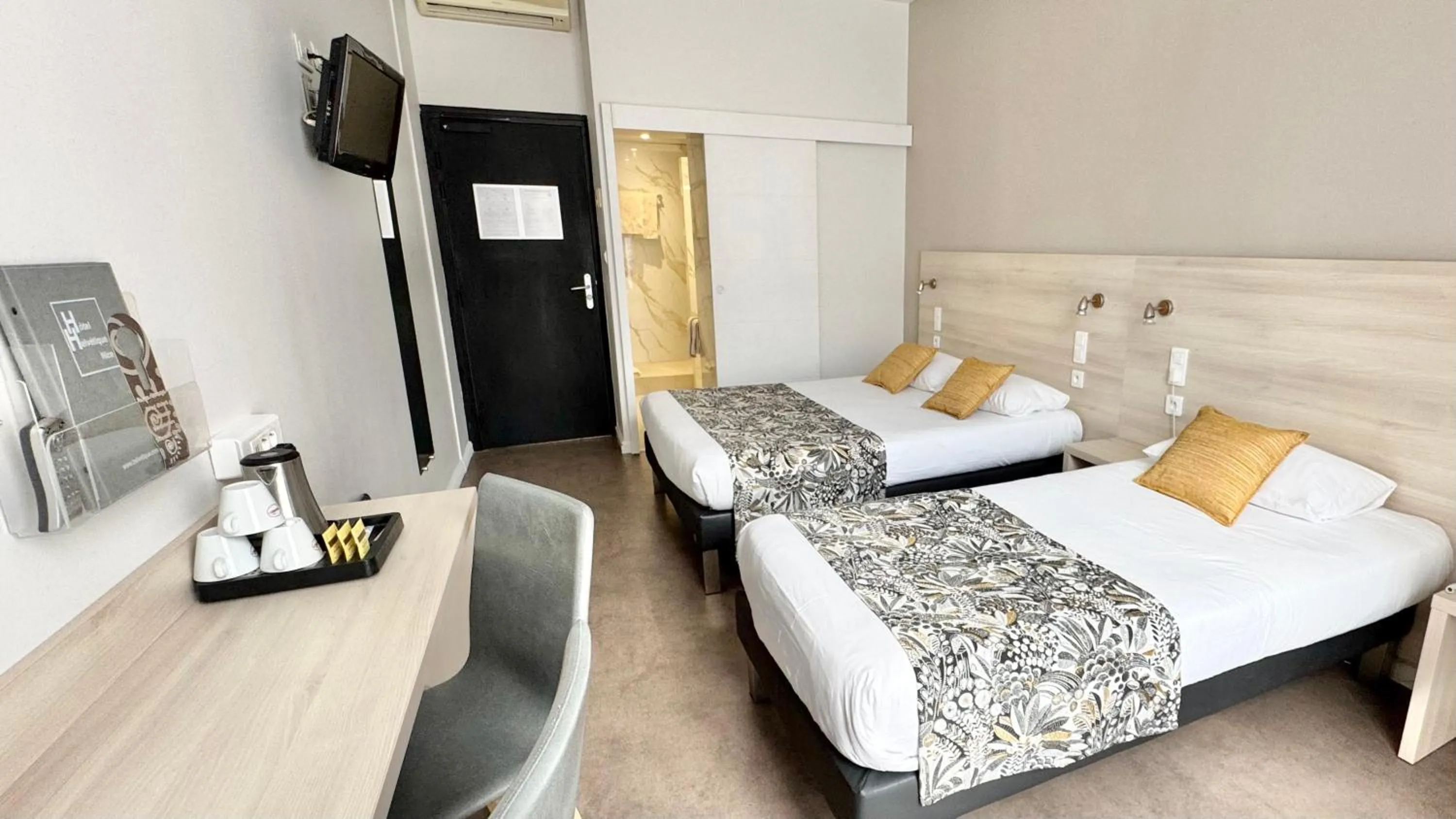 Photo of the whole room, Bed in Hôtel Helvétique