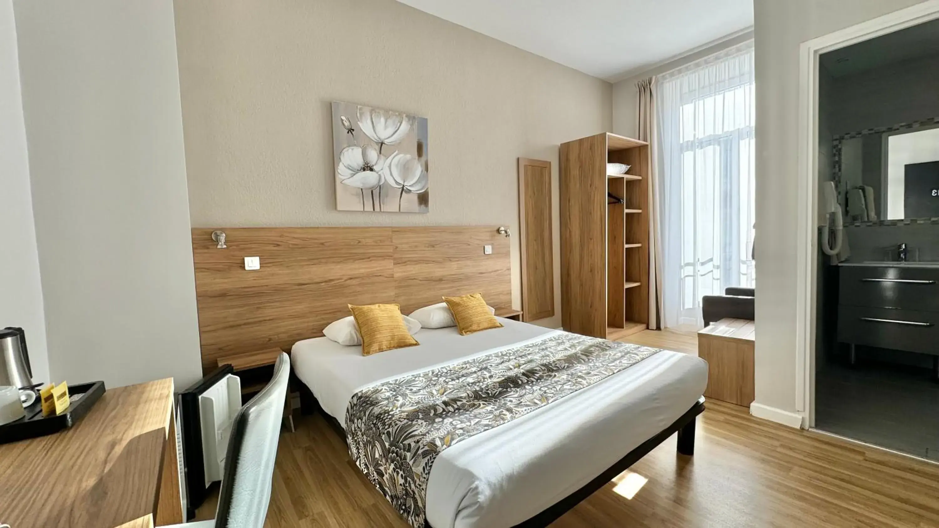 Photo of the whole room, Bed in Hôtel Helvétique Photo of the whole room, Bed in Hôtel Helvétique