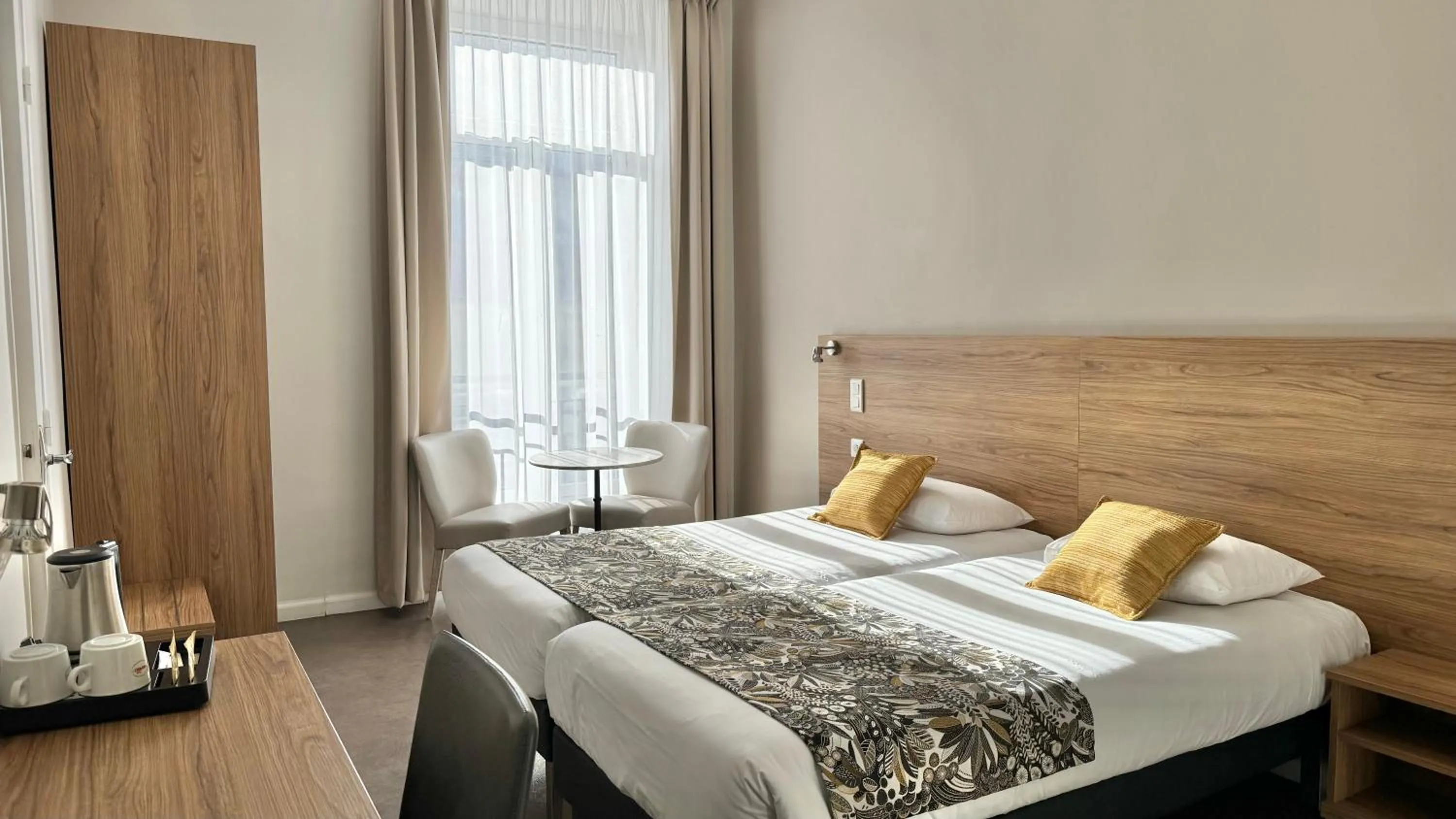 Photo of the whole room, Bed in Hôtel Helvétique