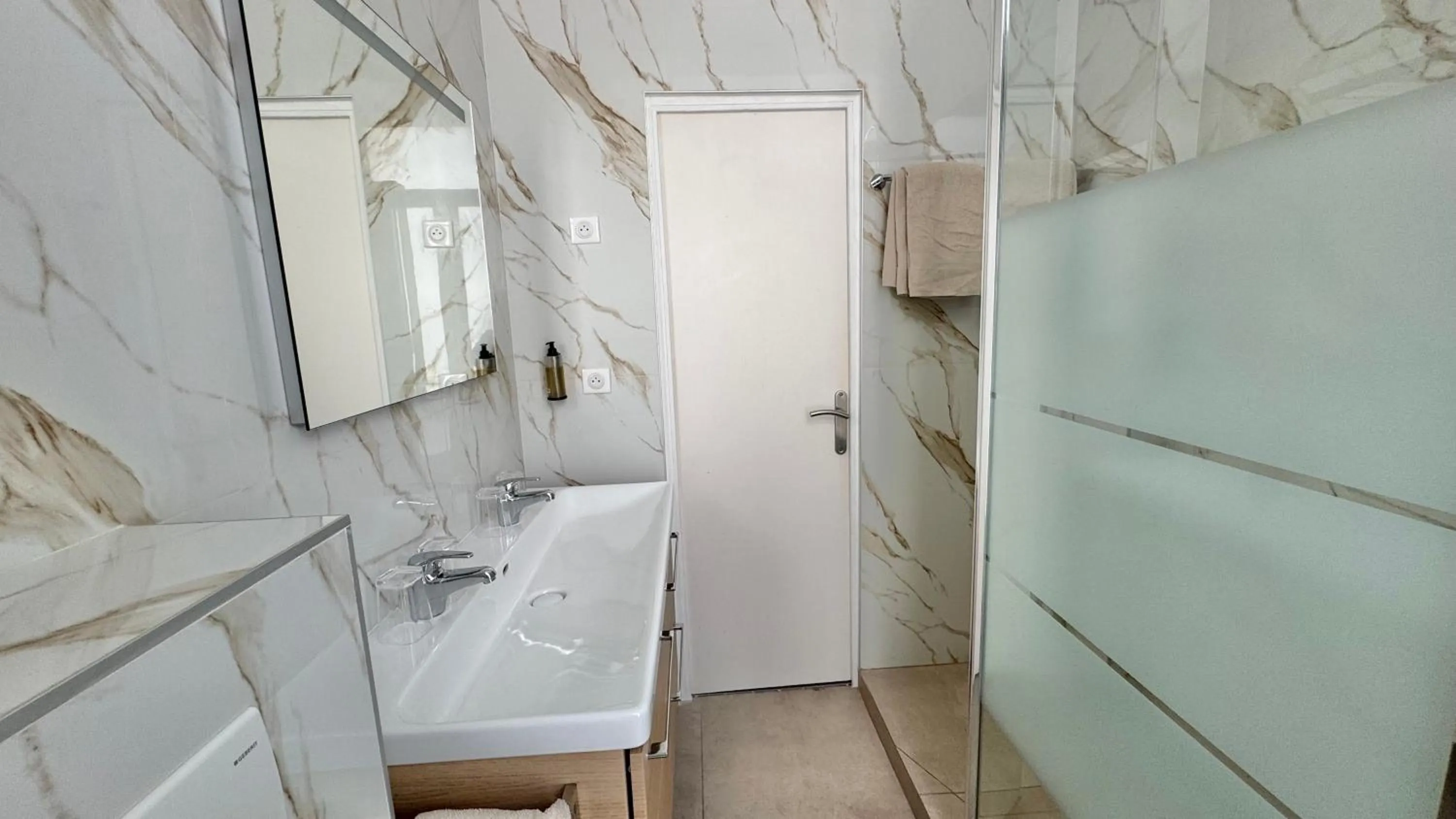 Shower in Hôtel Helvétique