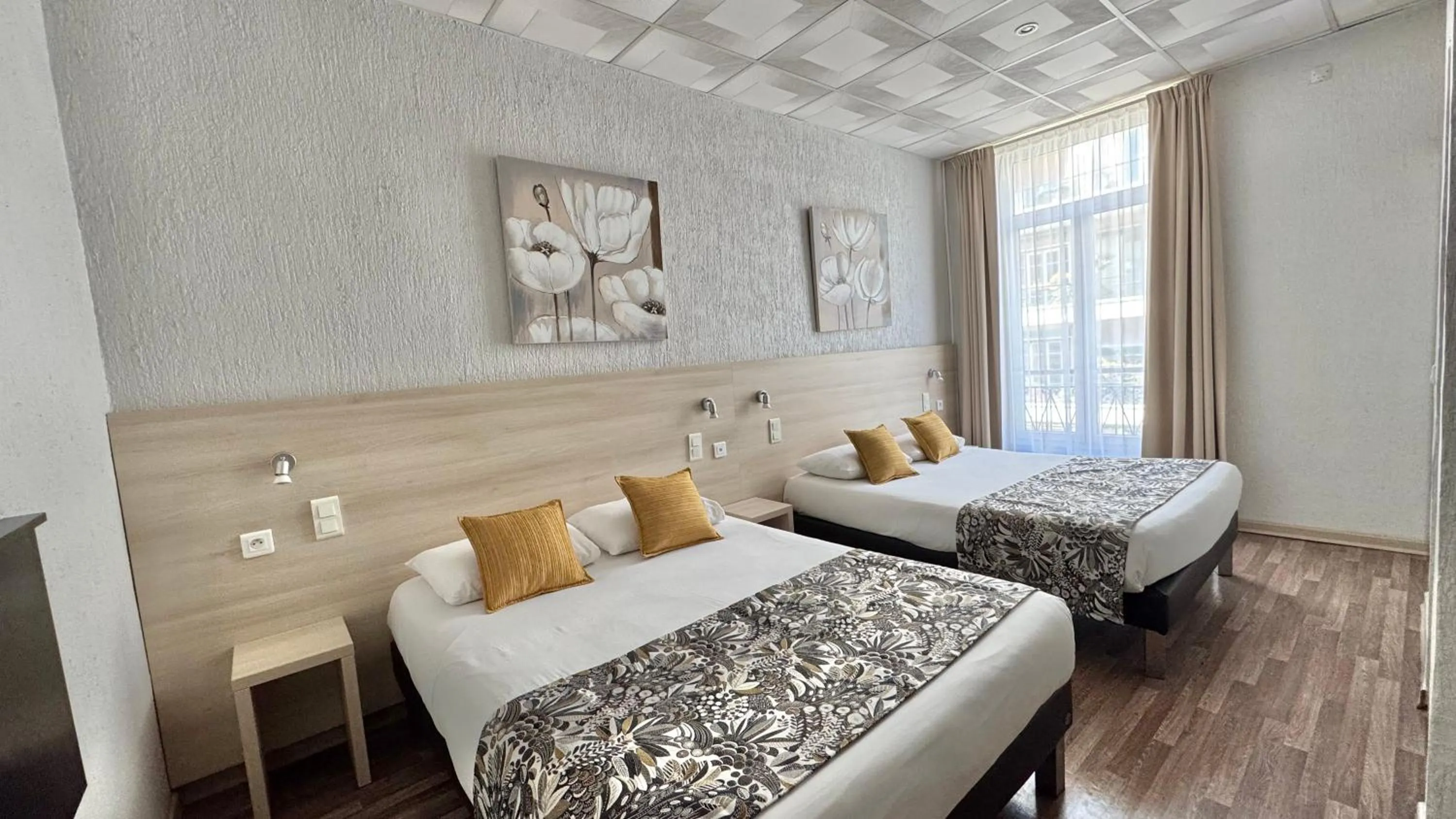 Photo of the whole room, Bed in Hôtel Helvétique