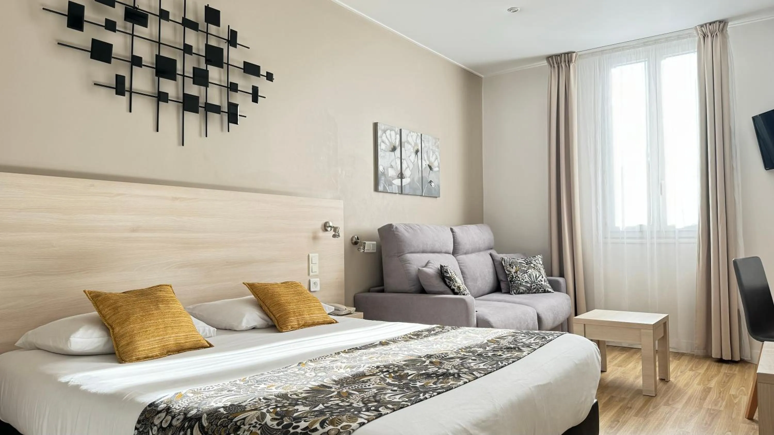 Photo of the whole room, Bed in Hôtel Helvétique