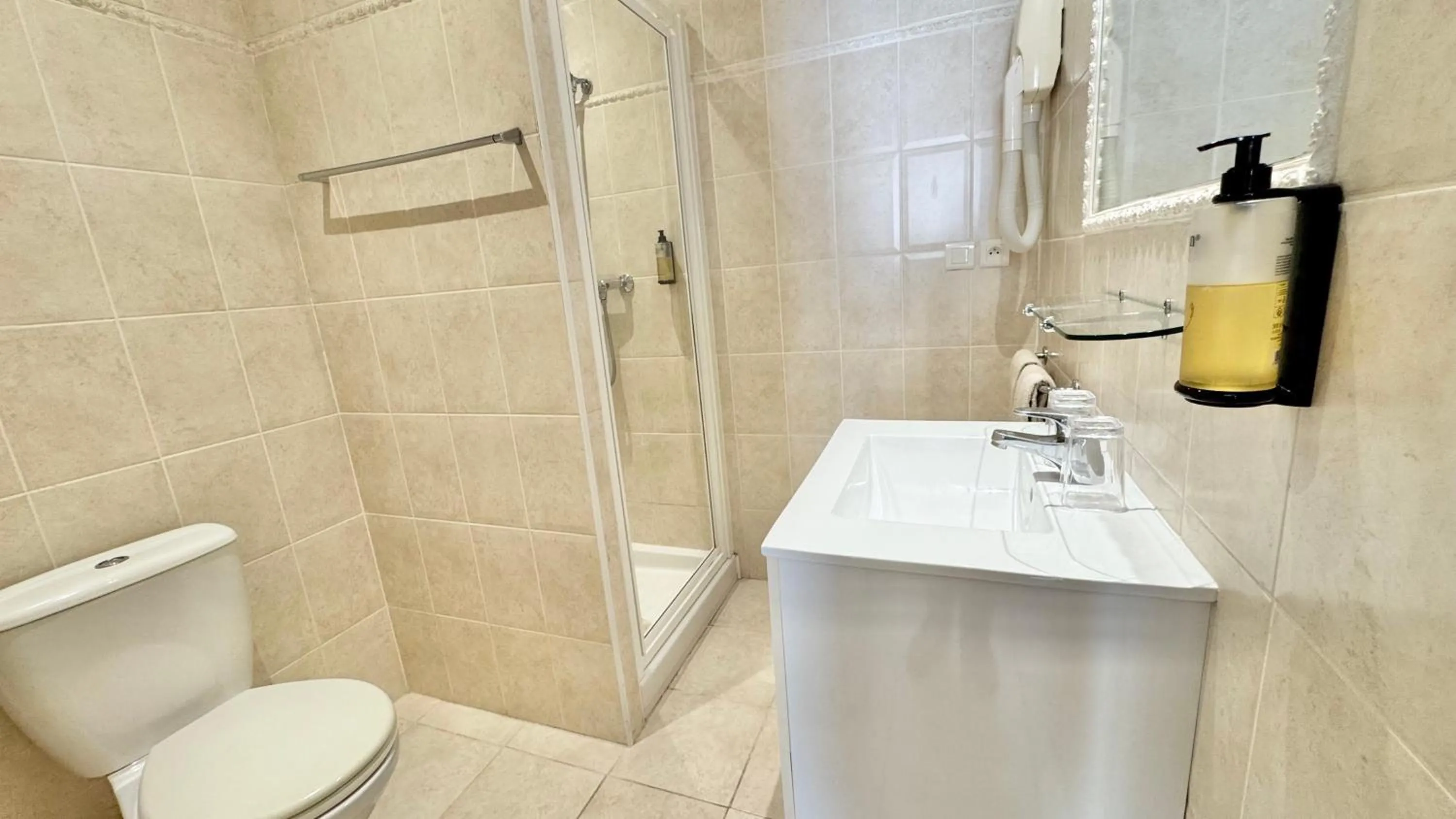 Bathroom in Hôtel Helvétique