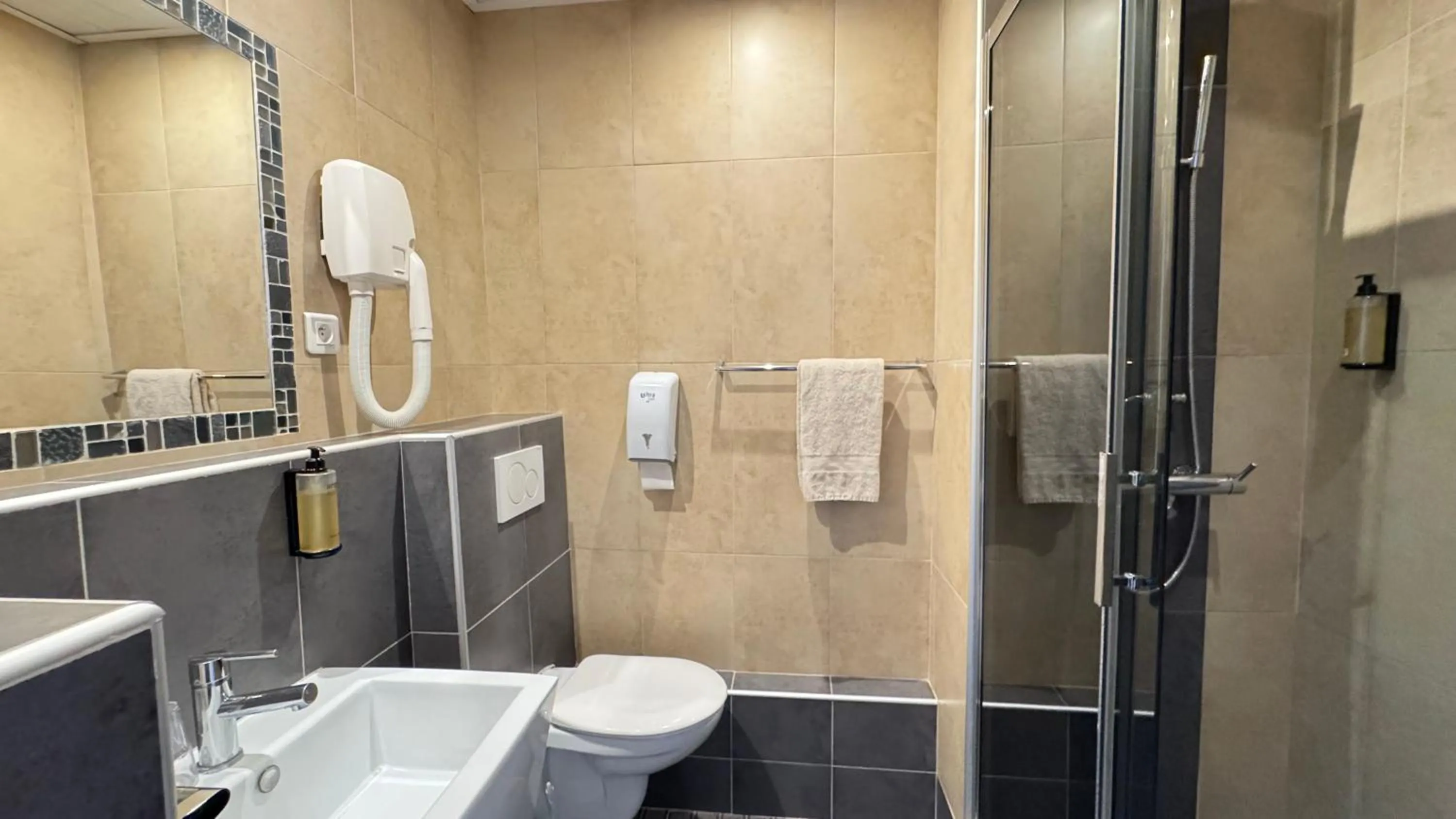 Shower in Hôtel Helvétique