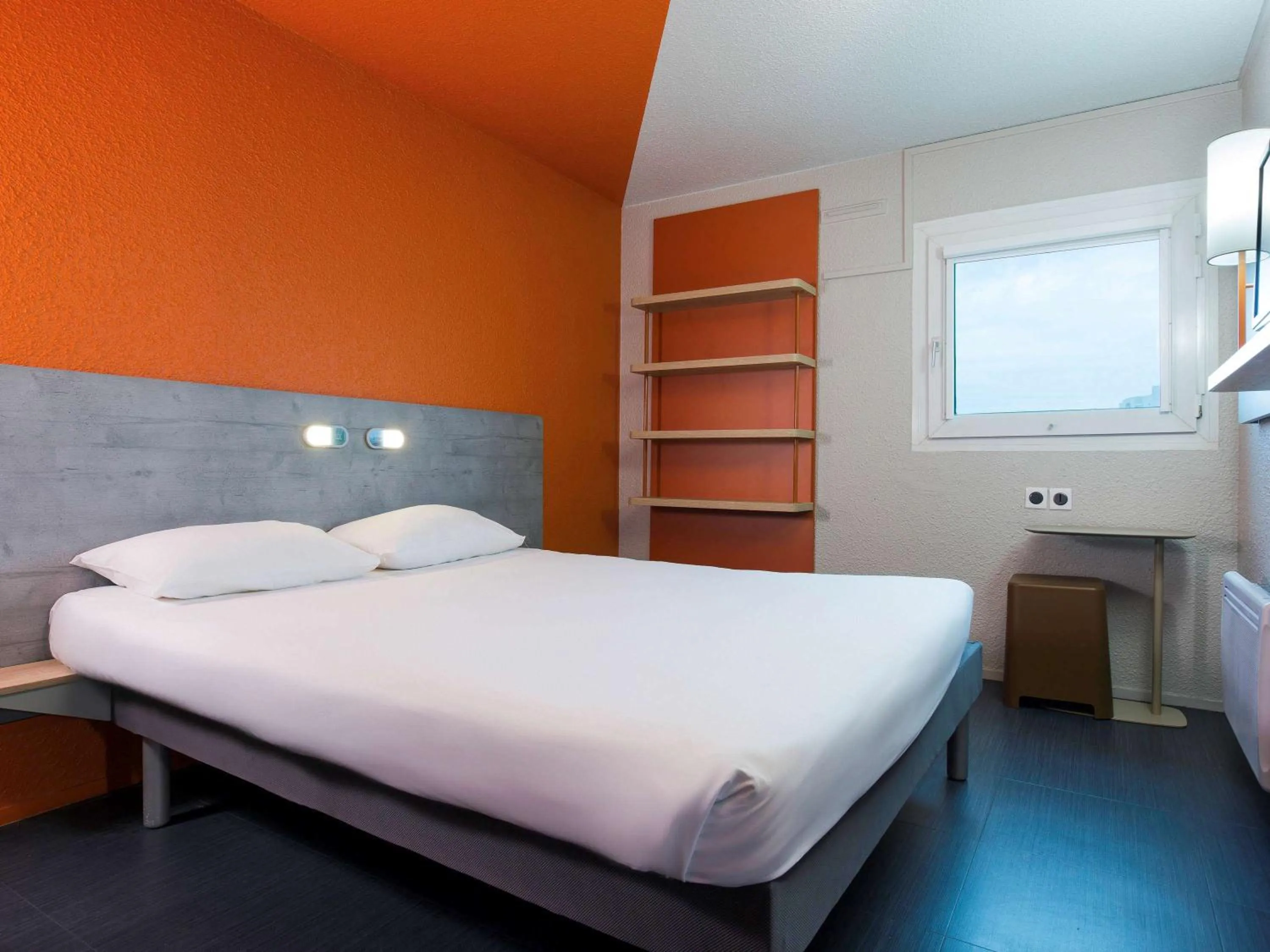 Photo of the whole room, Bed in Ibis Budget Fresnes Orly