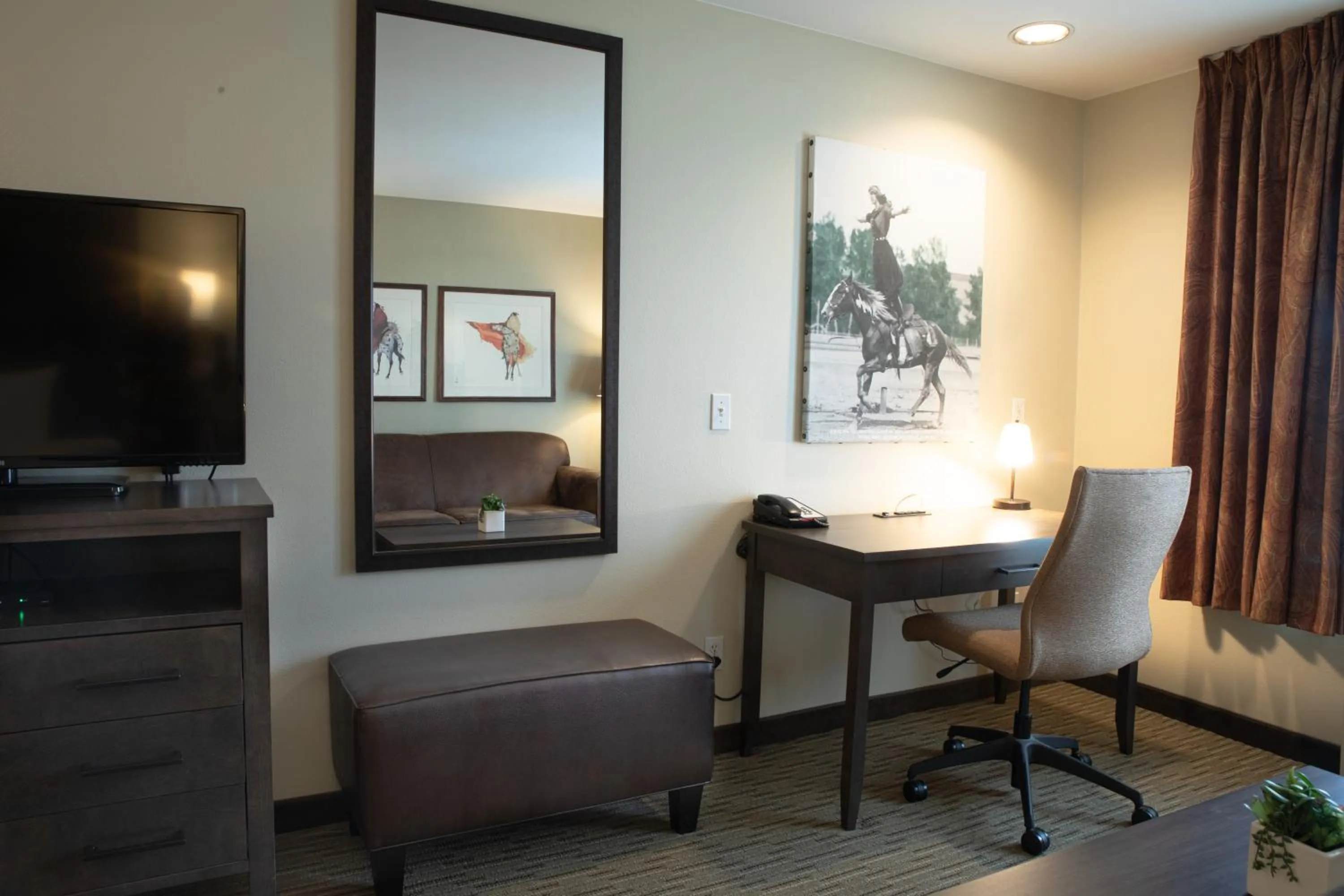 Seating area in Oxford Suites Pendleton