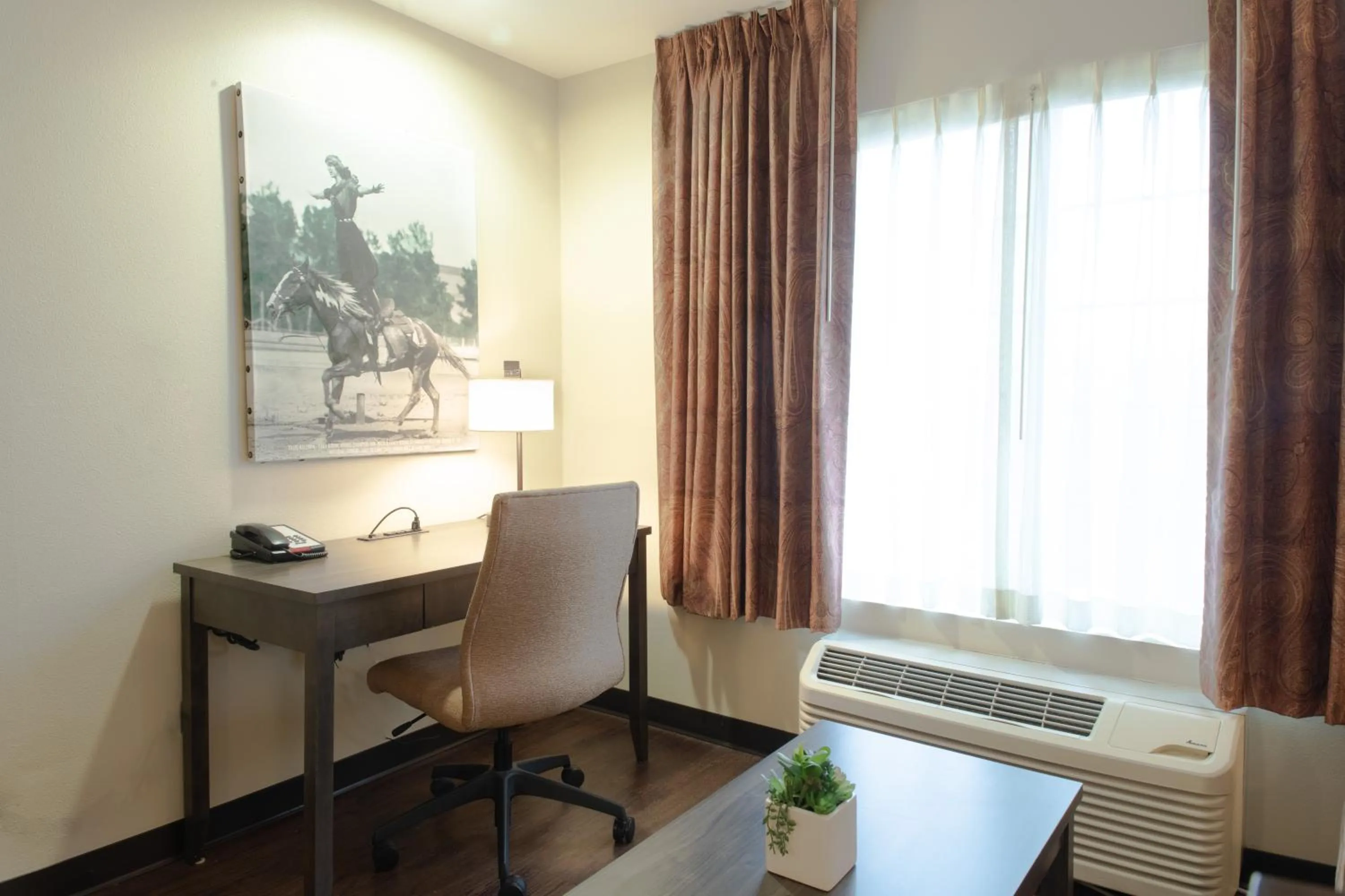 Seating area in Oxford Suites Pendleton
