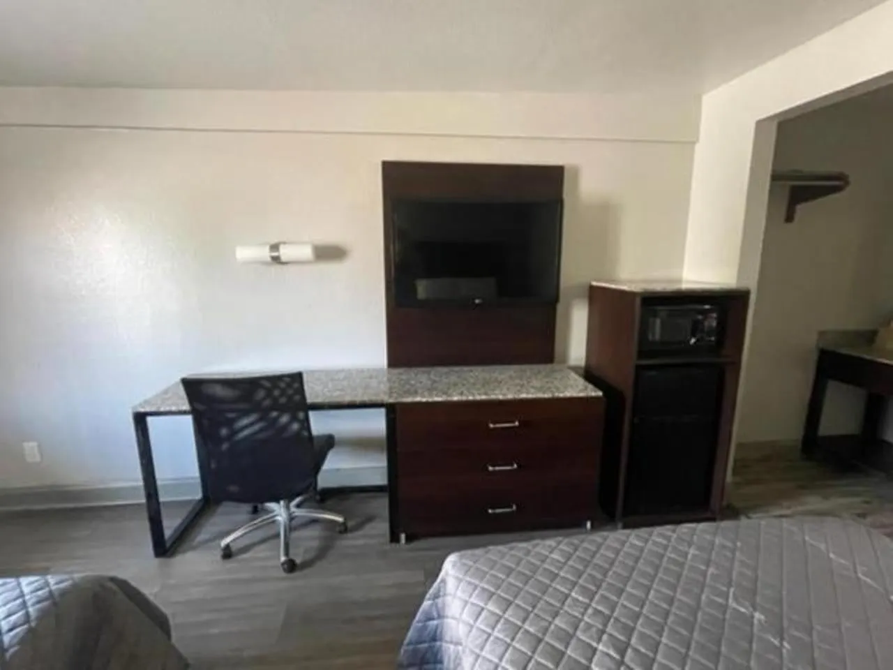 TV and multimedia, Bed in Western Inn Marietta