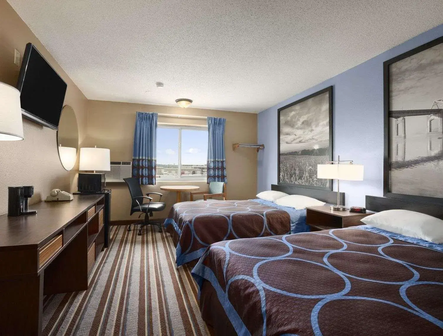 Bedroom, Bed in Super 8 by Wyndham Council Bluffs IA Omaha NE Area Bedroom, Bed in Super 8 by Wyndham Council Bluffs IA Omaha NE Area