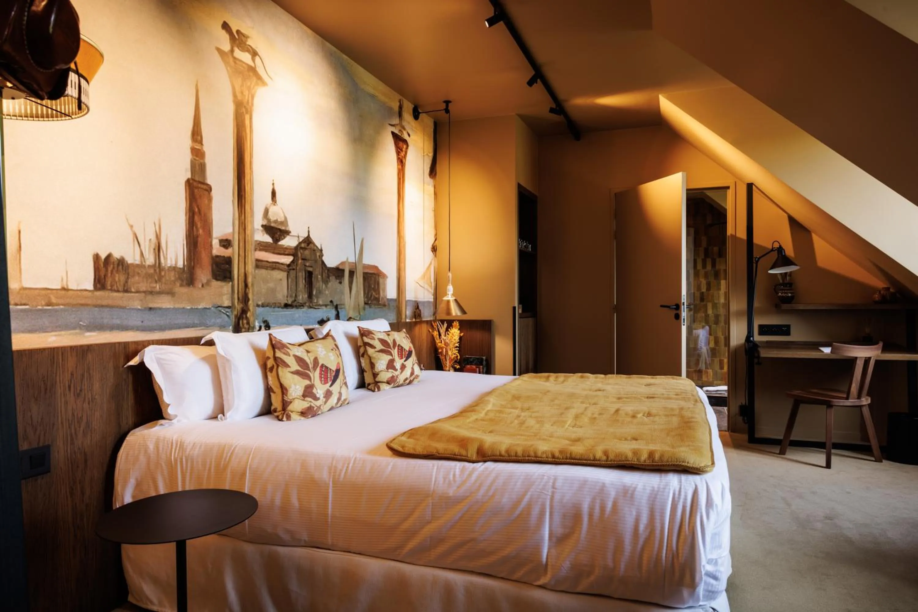 Photo of the whole room, Bed in Les Etangs de Corot