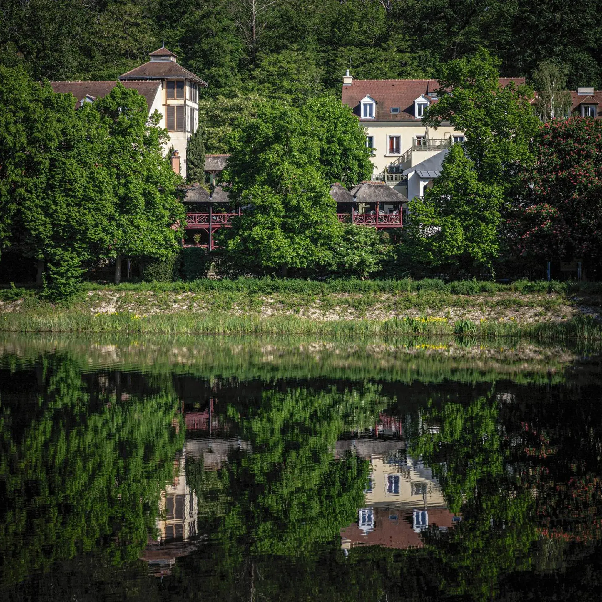 Property building in Les Etangs de Corot Property building in Les Etangs de Corot